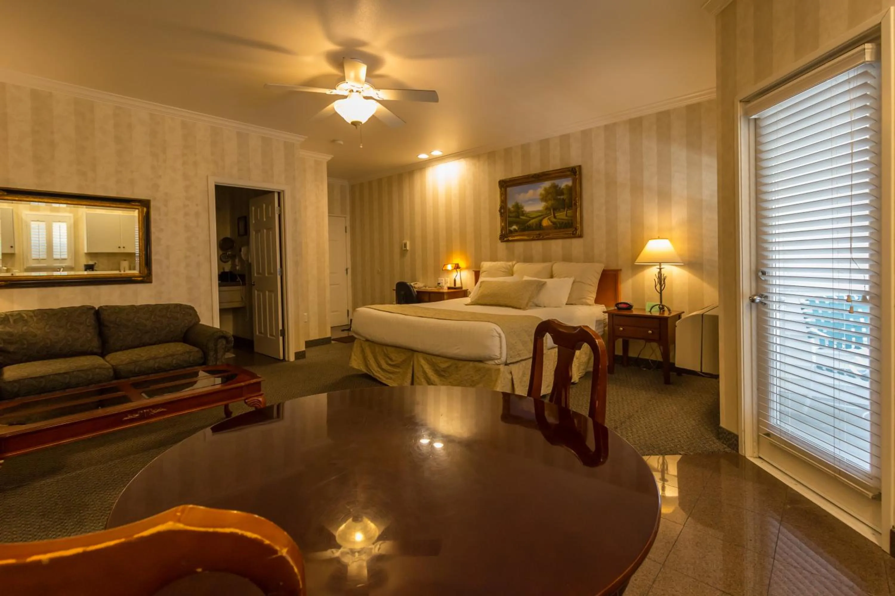 Photo of the whole room, Bed in Grass Valley Courtyard Suites