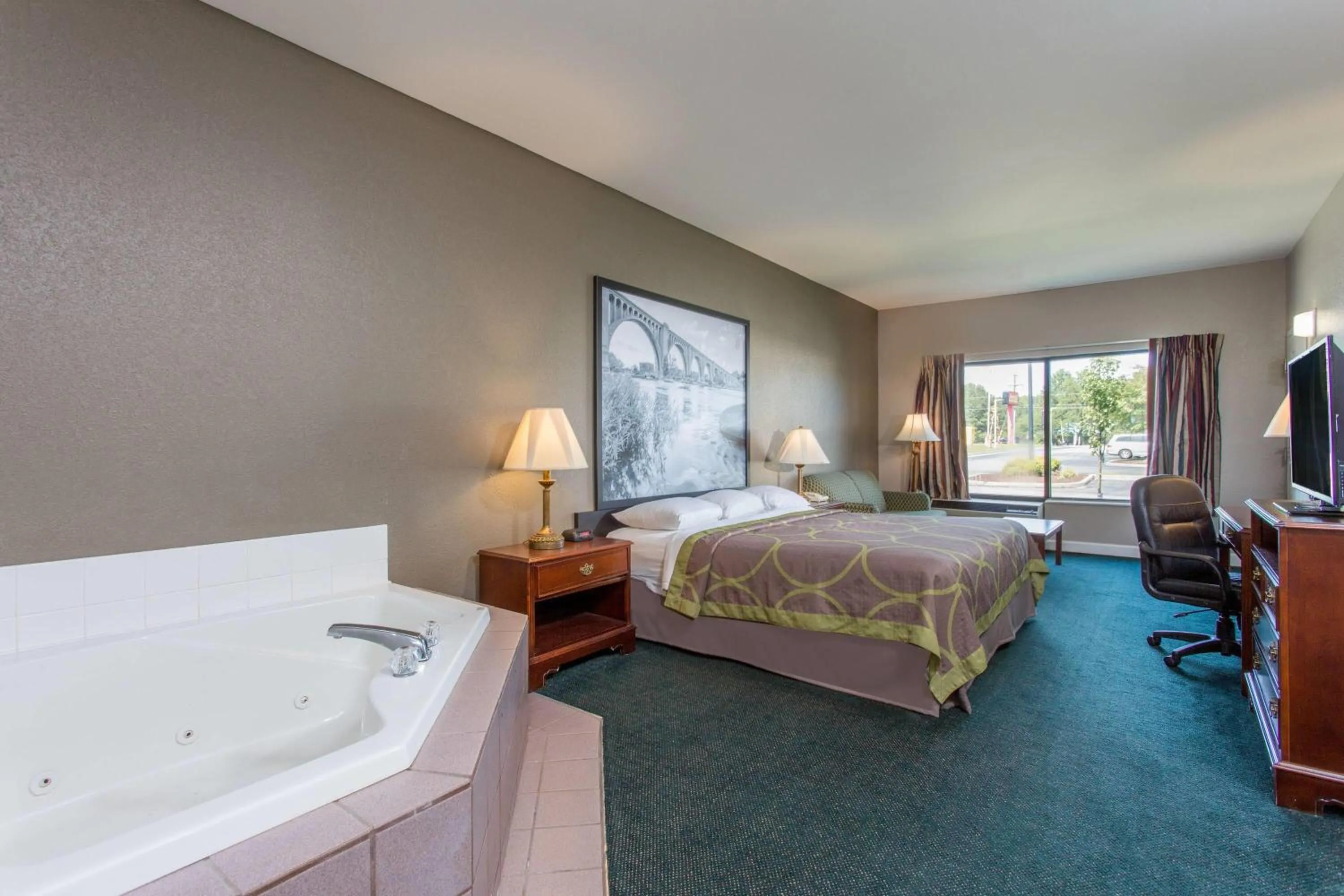 Bath, Bed in Super 8 by Wyndham Petersburg