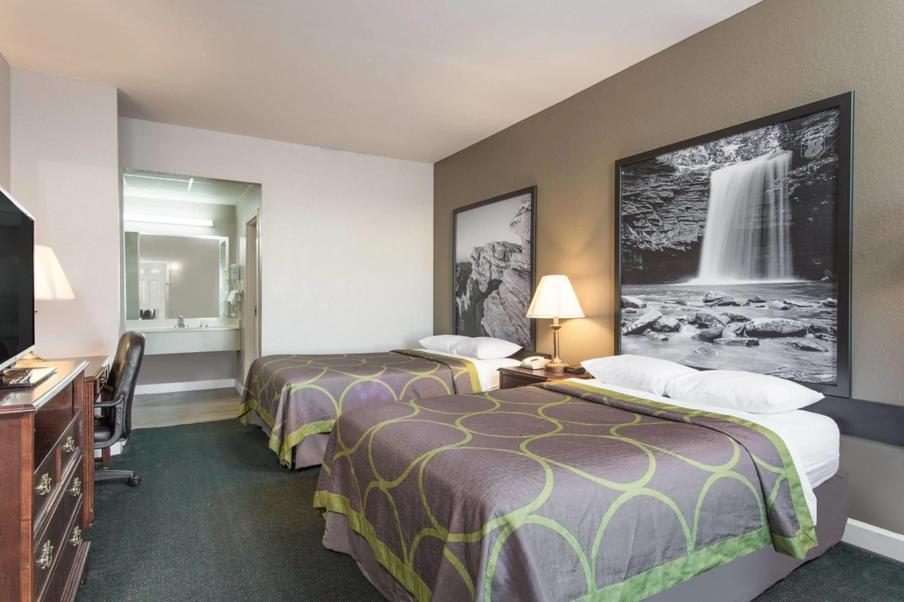 Photo of the whole room, Bed in Super 8 by Wyndham Petersburg