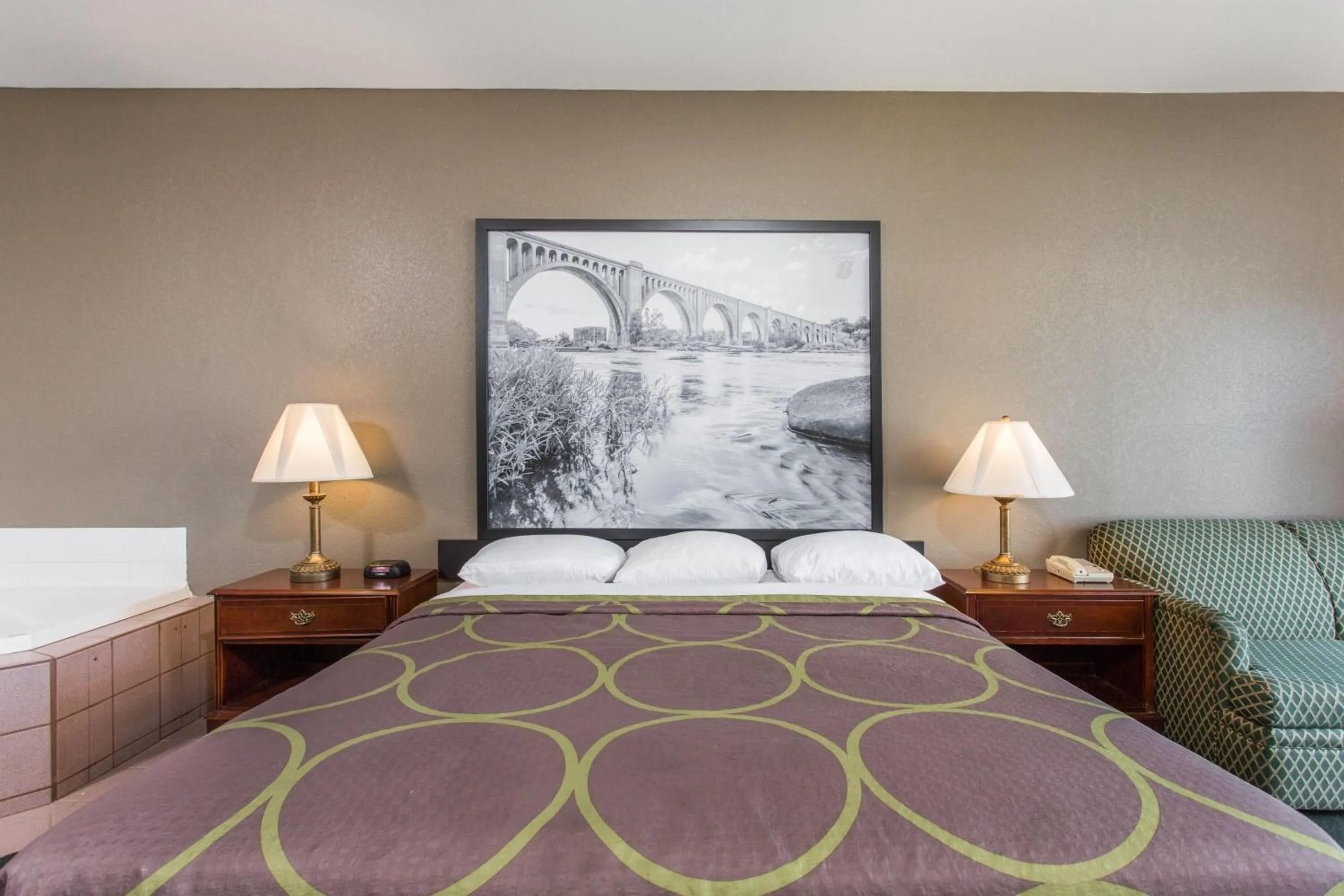 Bath, Bed in Super 8 by Wyndham Petersburg