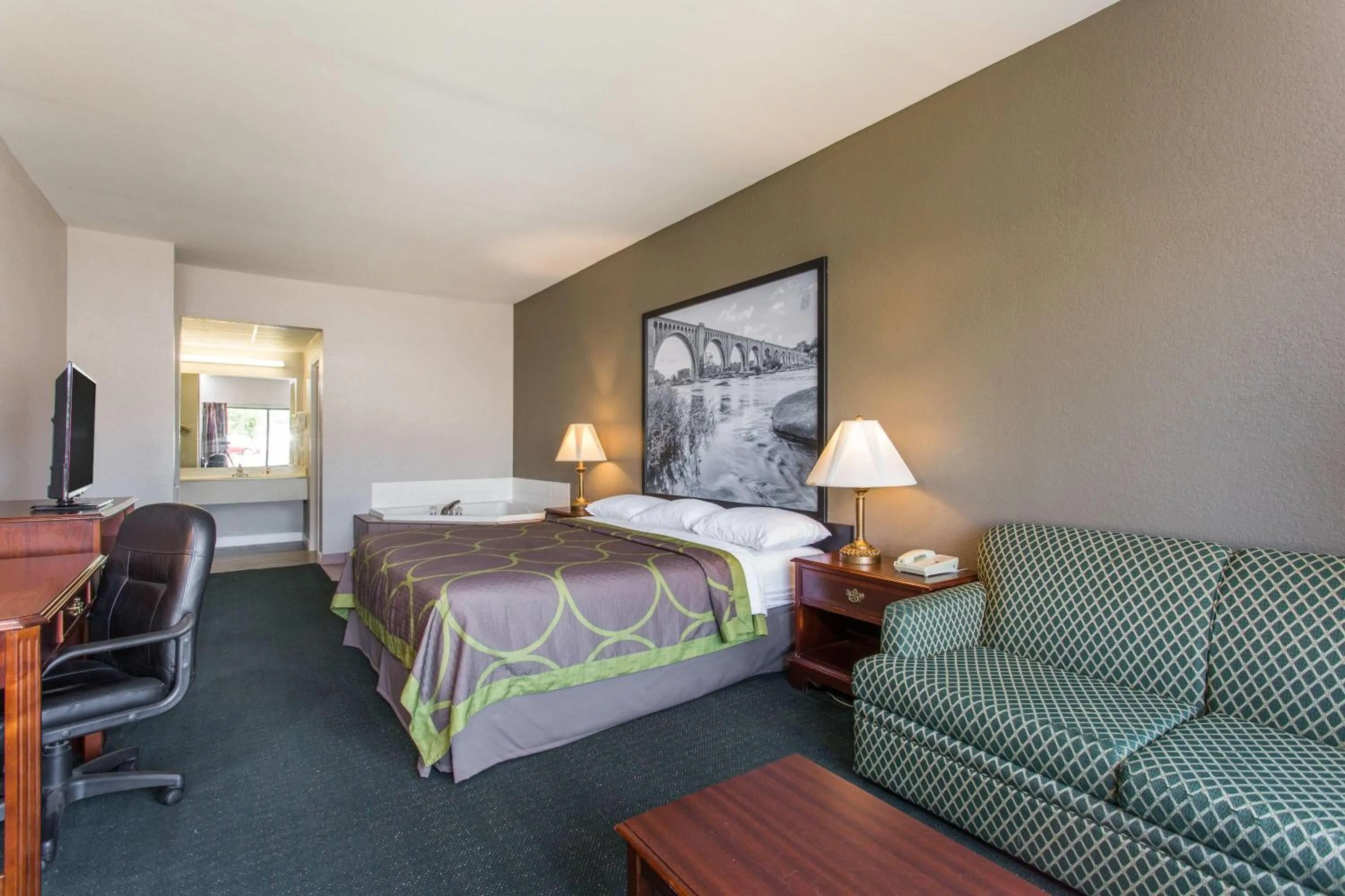 Bath, Bed in Super 8 by Wyndham Petersburg