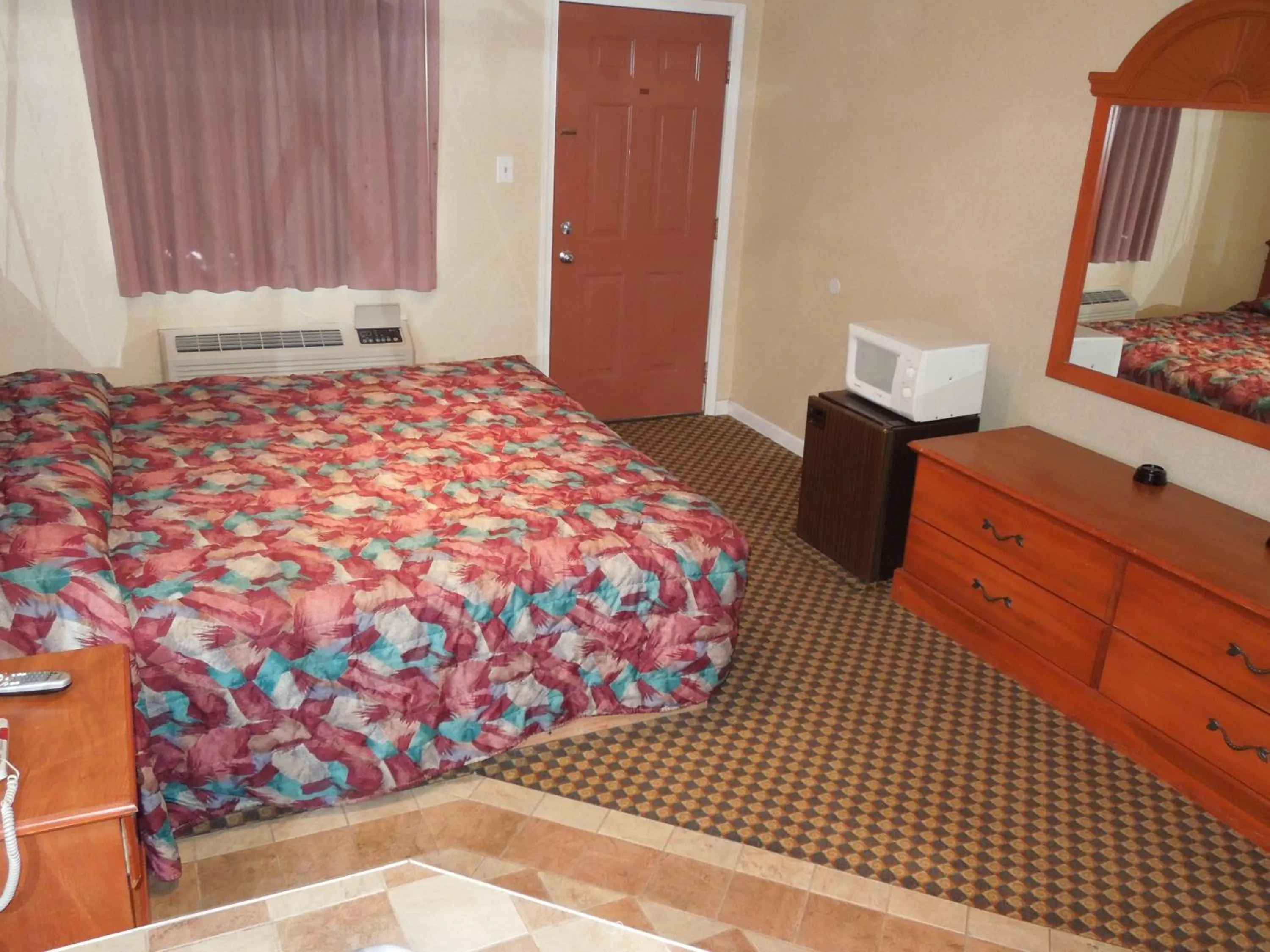 Photo of the whole room, Bed in Red Carpet Inn Absecon