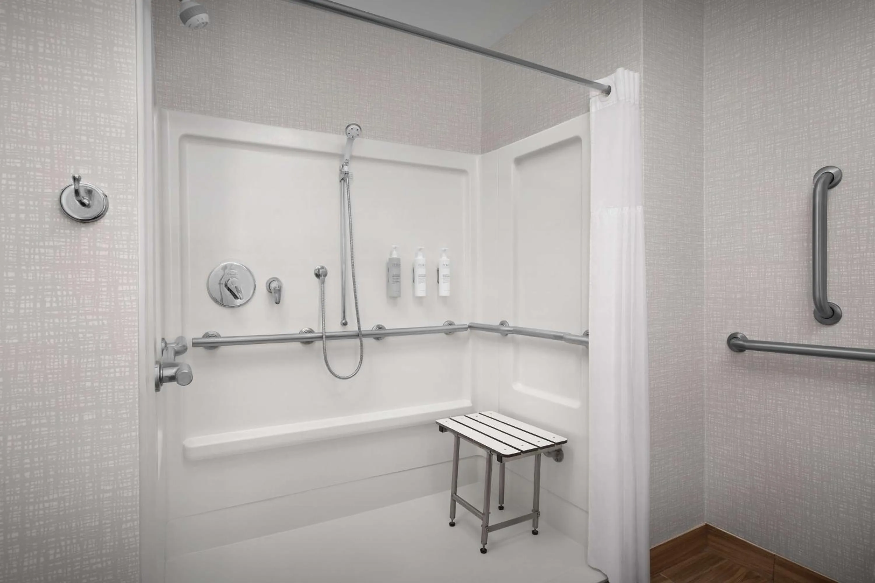 Bathroom in Hampton Inn Yorkville