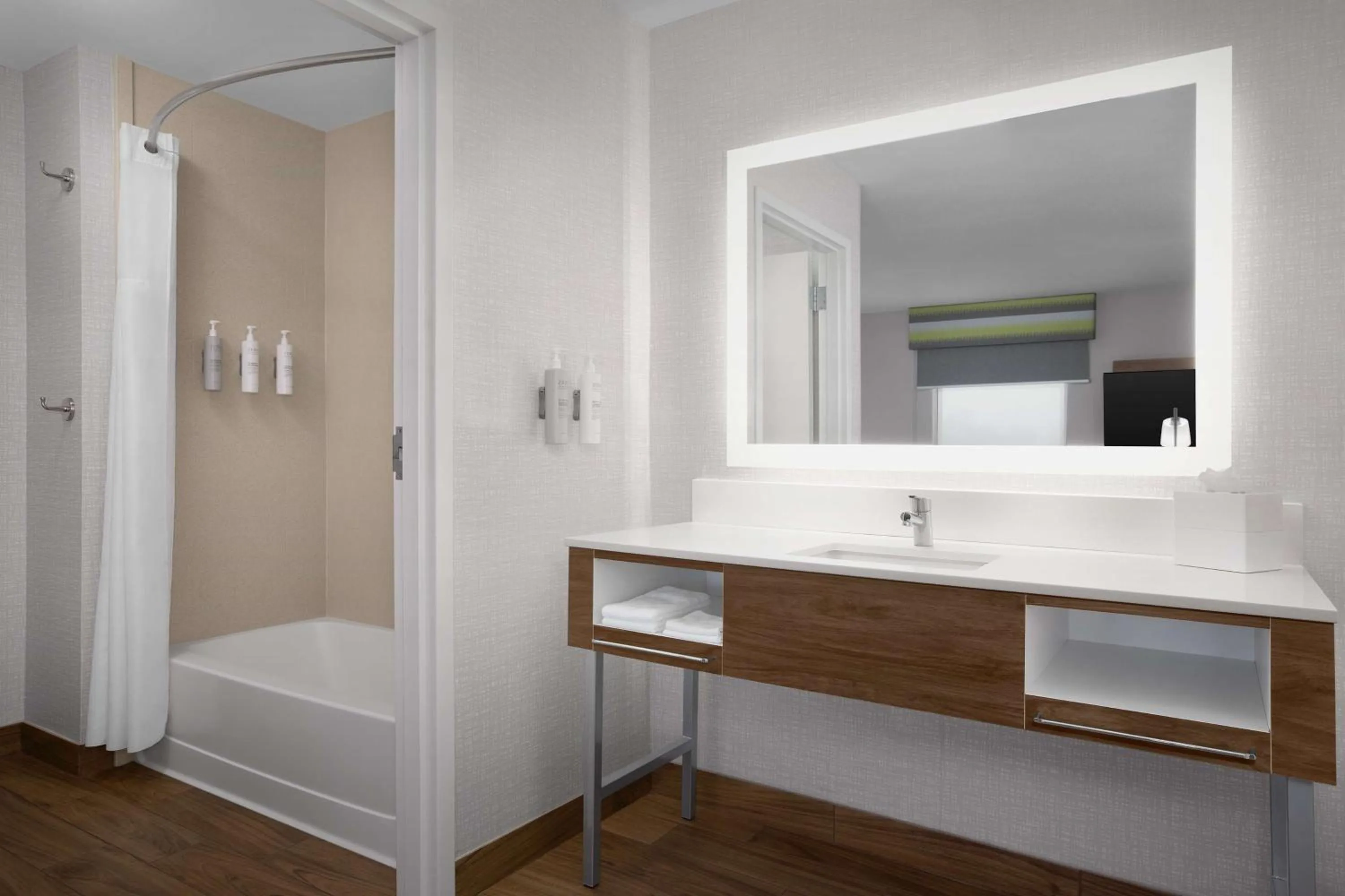 Bathroom in Hampton Inn Yorkville