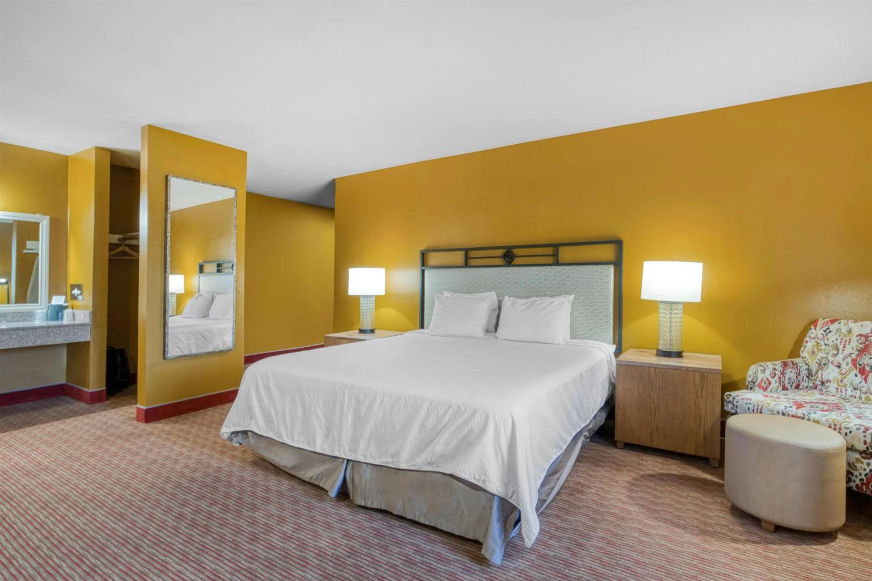 Bedroom, Bed in SureStay Hotel by Best Western Camarillo