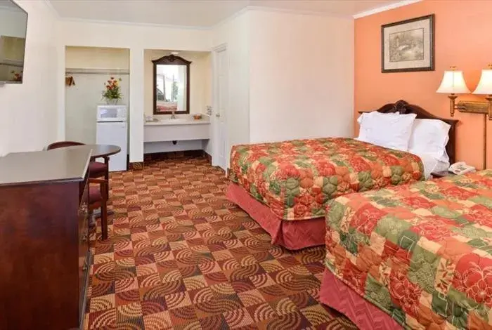 Double Room with Two Double Beds in Americas Best Value Inn & Suites Klamath Falls Double Room with Two Double Beds in Americas Best Value Inn & Suites Klamath Falls