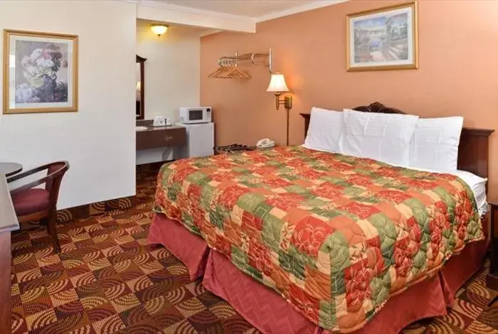 King Room in Americas Best Value Inn & Suites Klamath Falls King Room in Americas Best Value Inn & Suites Klamath Falls