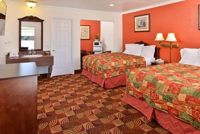 Photo of the whole room, Bed in Americas Best Value Inn & Suites Klamath Falls