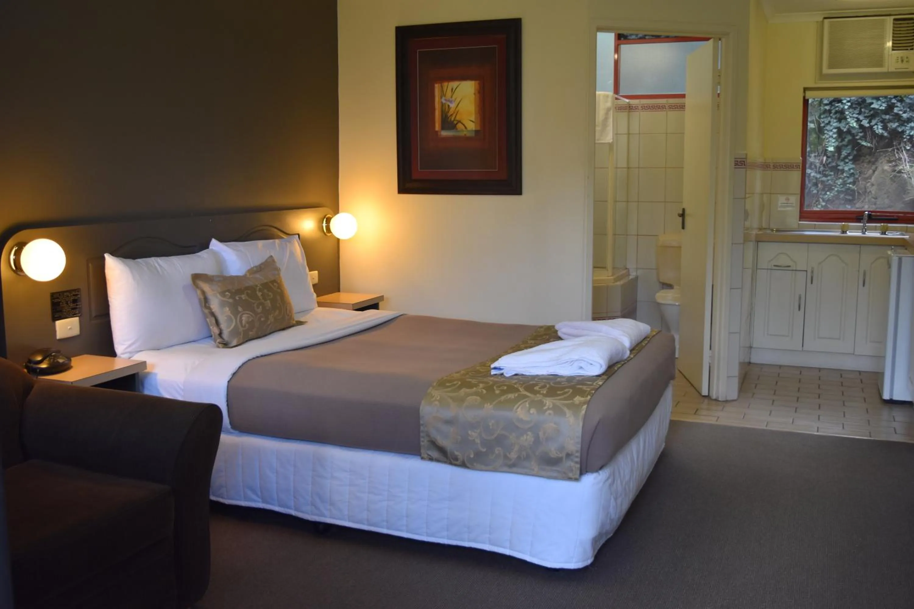 cot, Bed in Lorne Coachman Inn