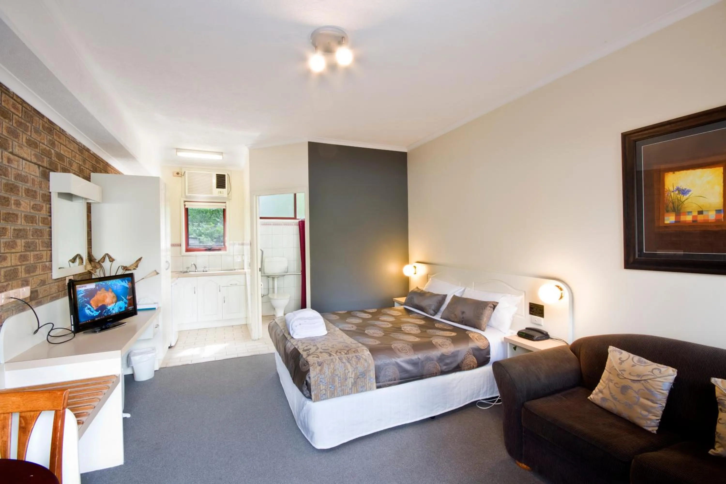 Bed in Lorne Coachman Inn