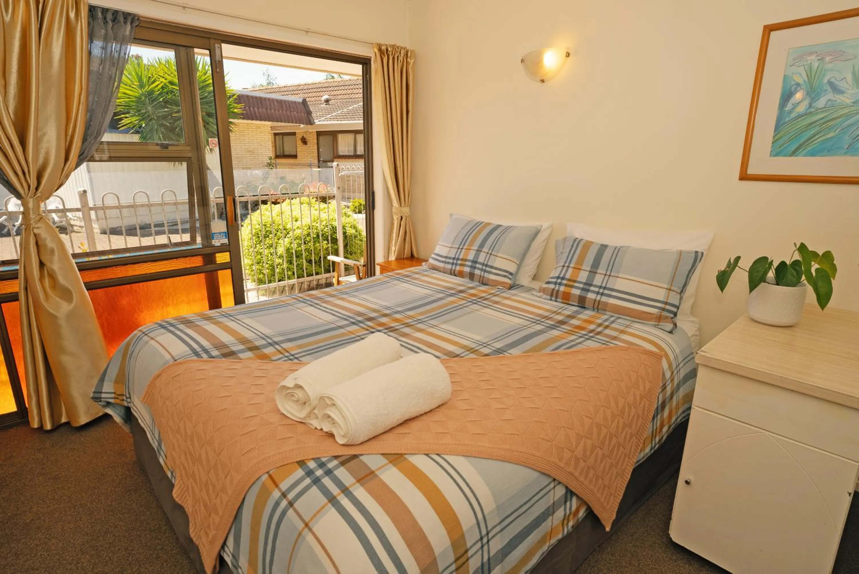 Bed in Dukes Midway Lodge