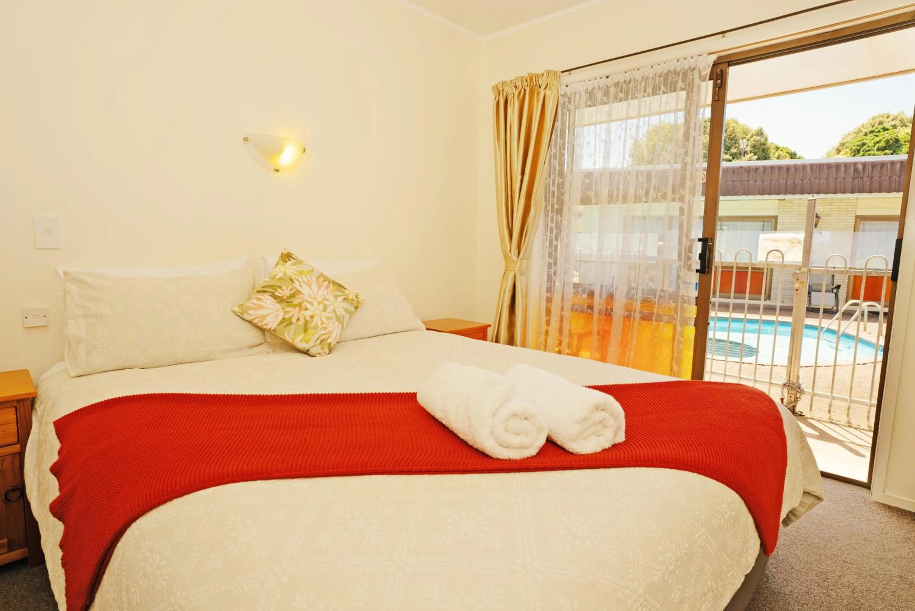 Bed in Dukes Midway Lodge