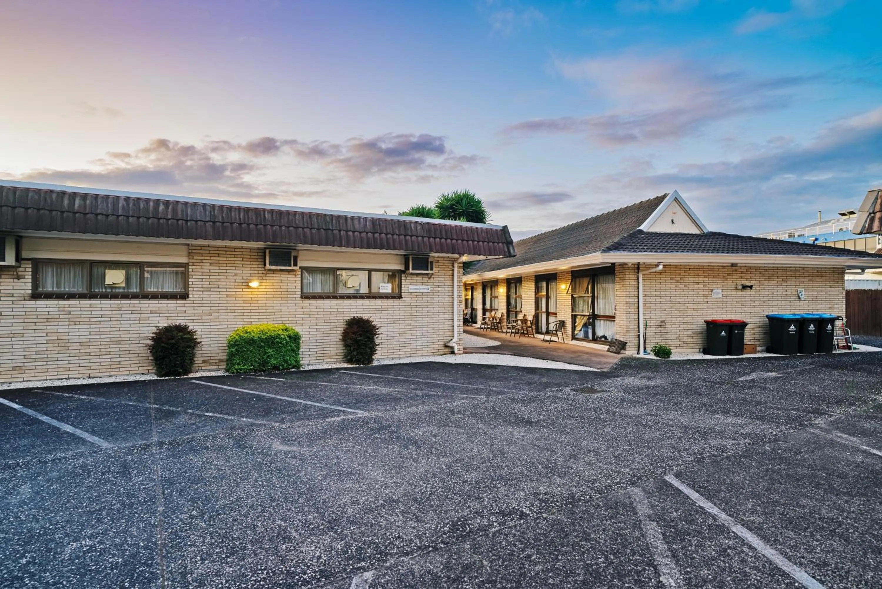 Parking in Dukes Midway Lodge