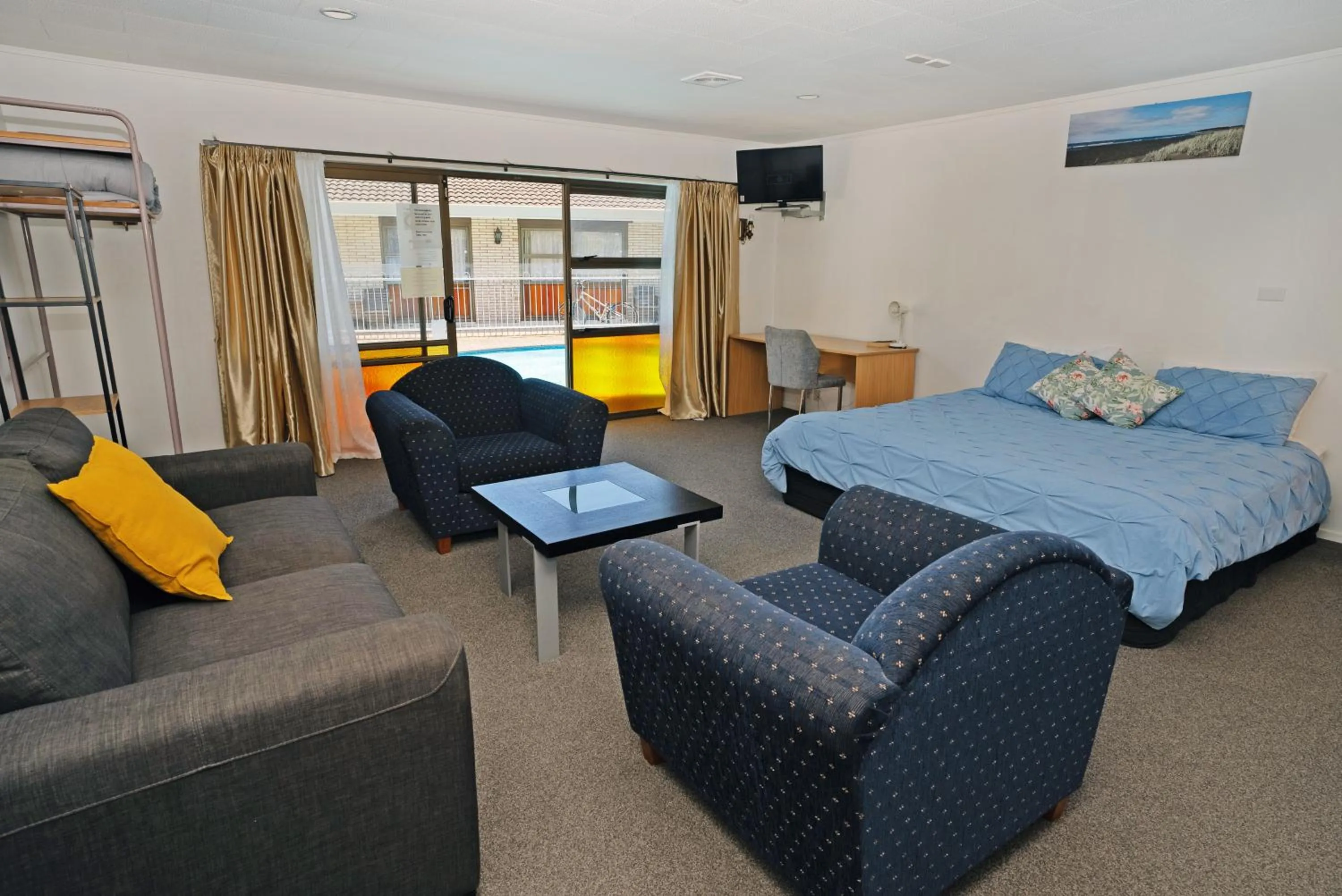 Bed in Dukes Midway Lodge