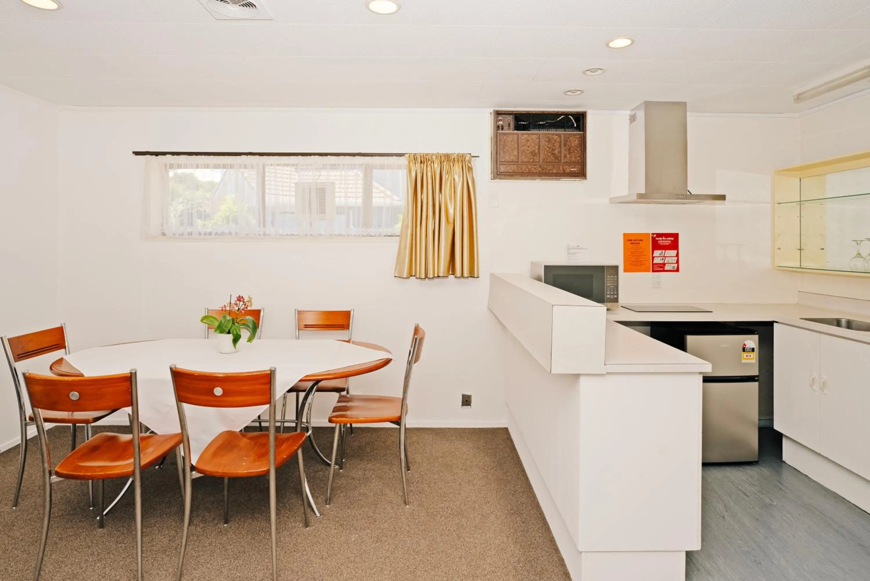 Kitchen or kitchenette in Dukes Midway Lodge