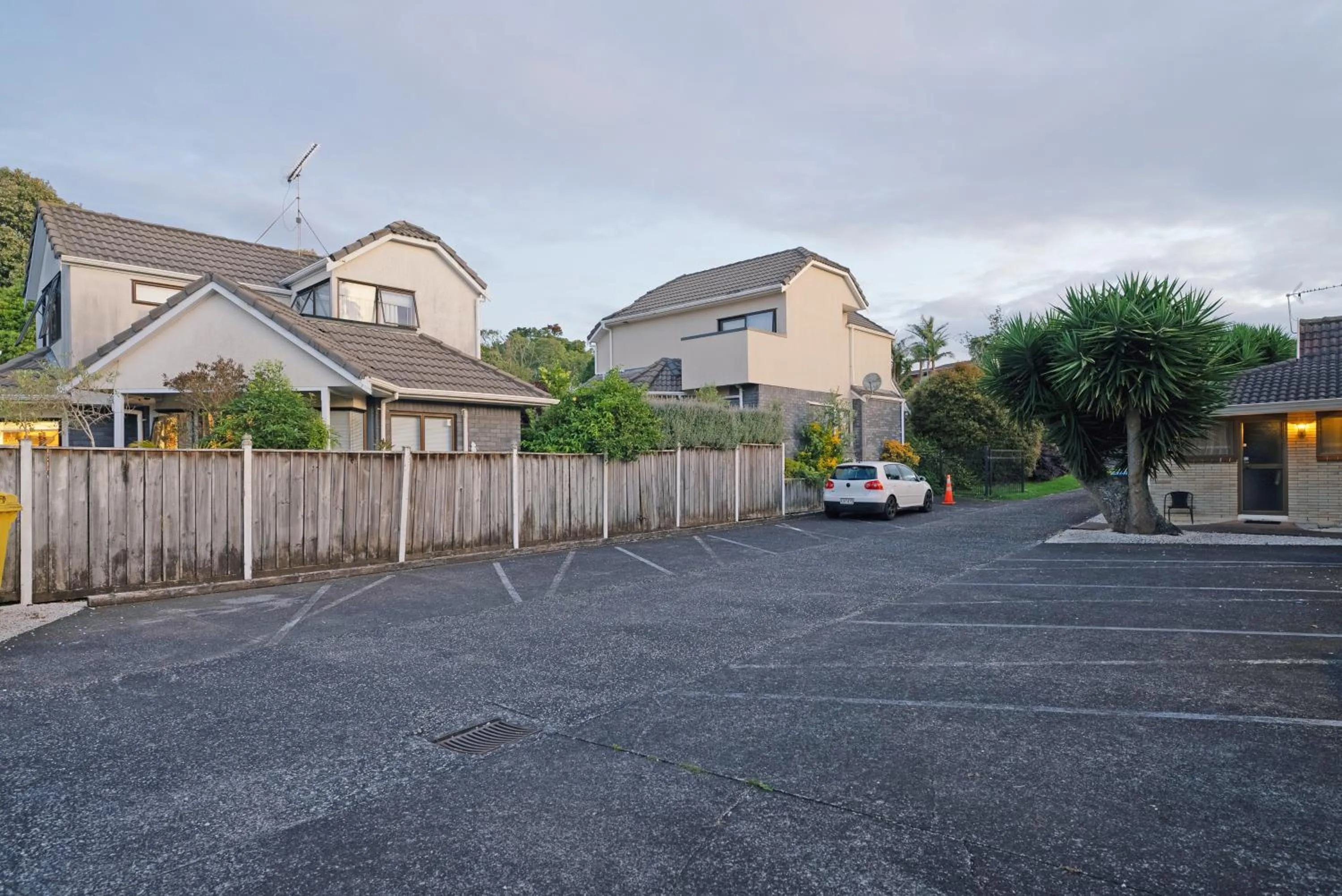 Parking in Dukes Midway Lodge