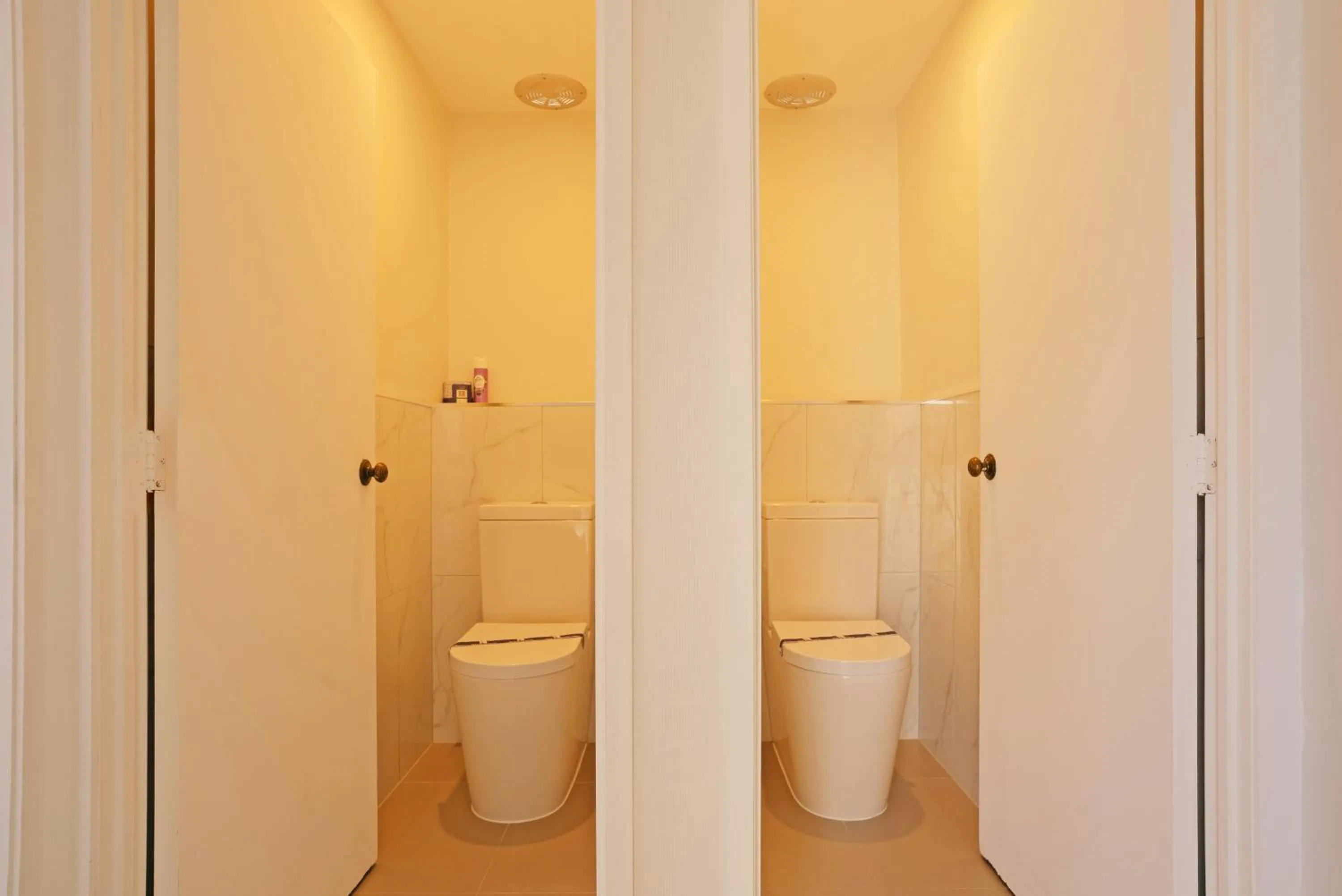 Toilet in Dukes Midway Lodge