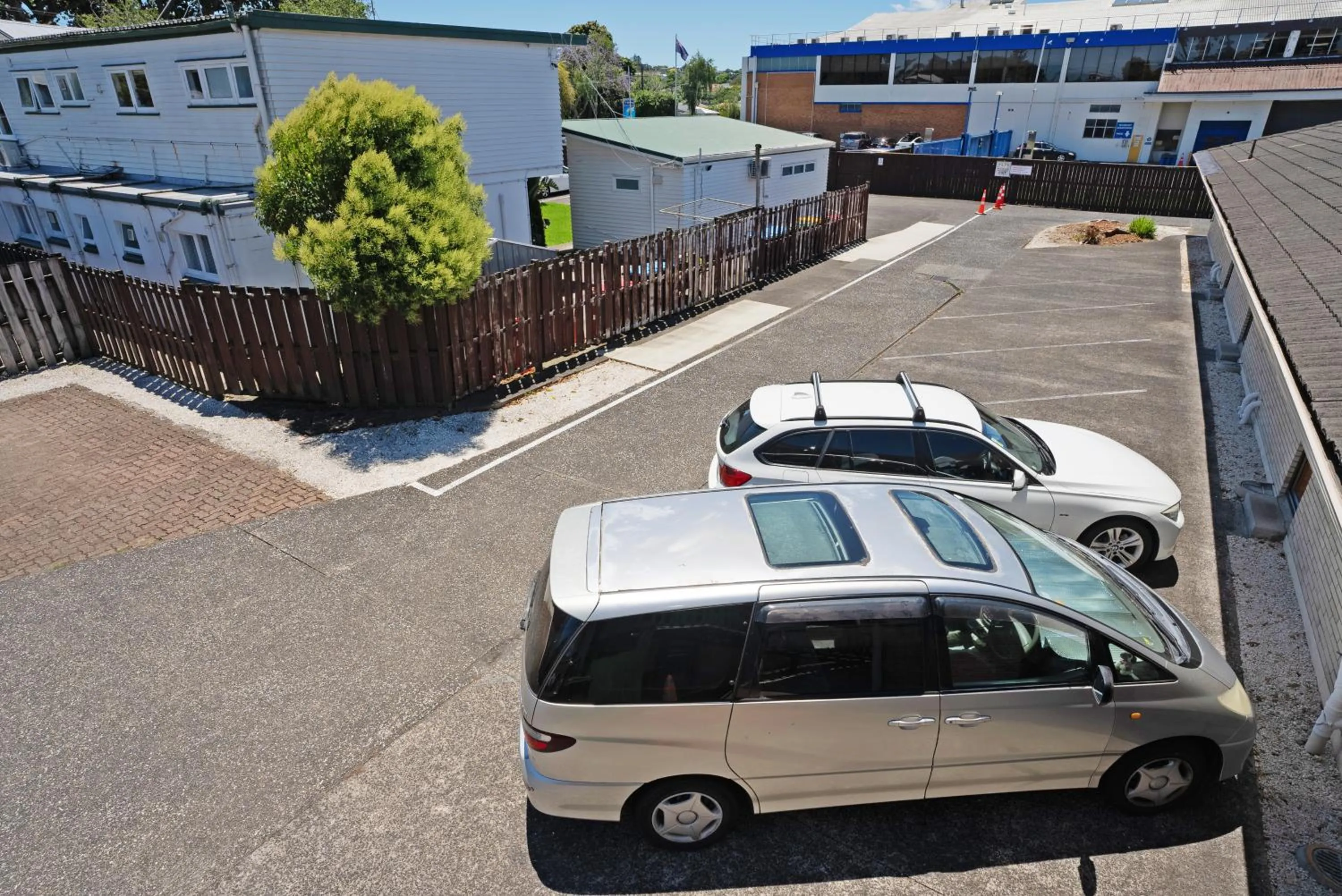 Parking in Dukes Midway Lodge