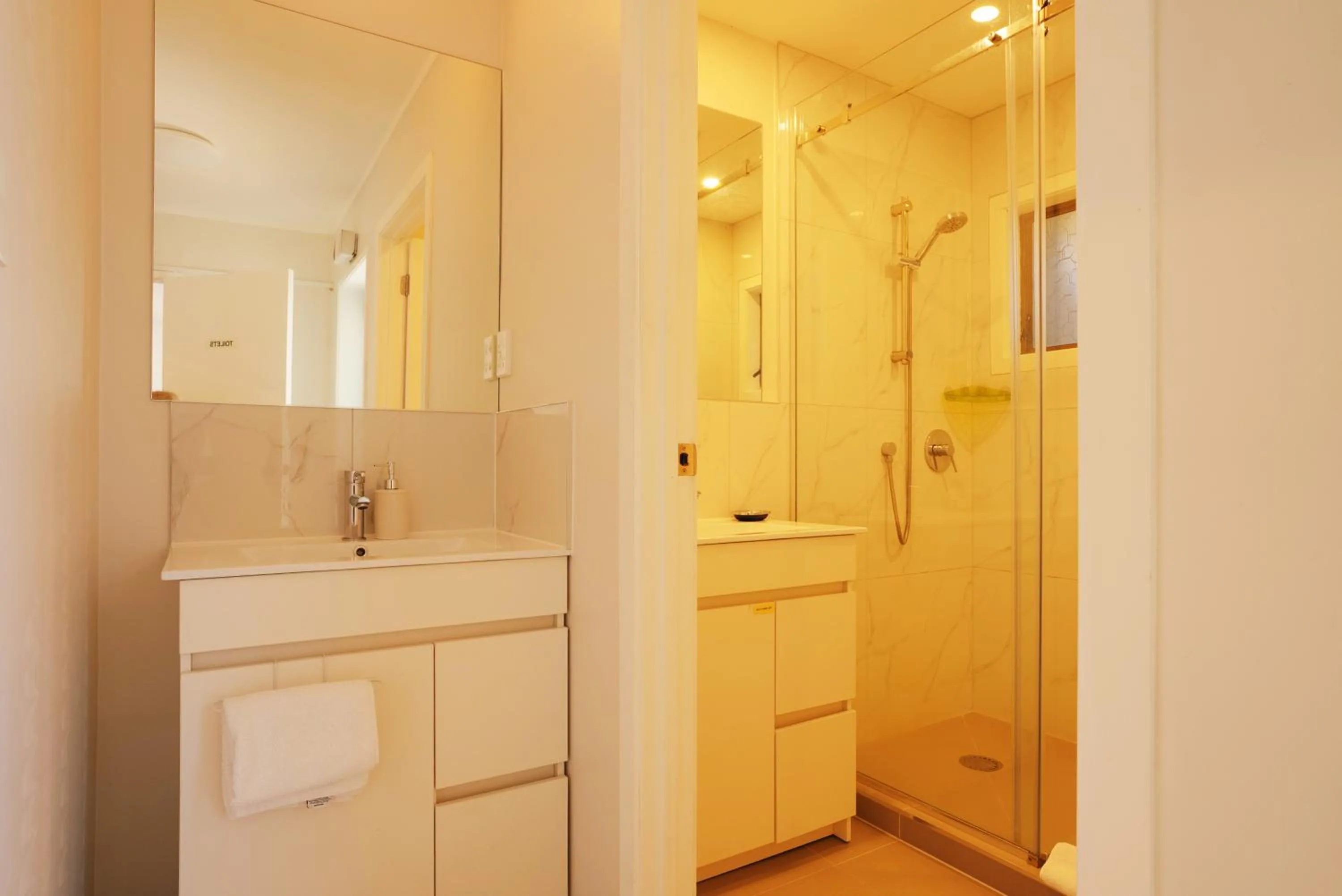 Shower in Dukes Midway Lodge