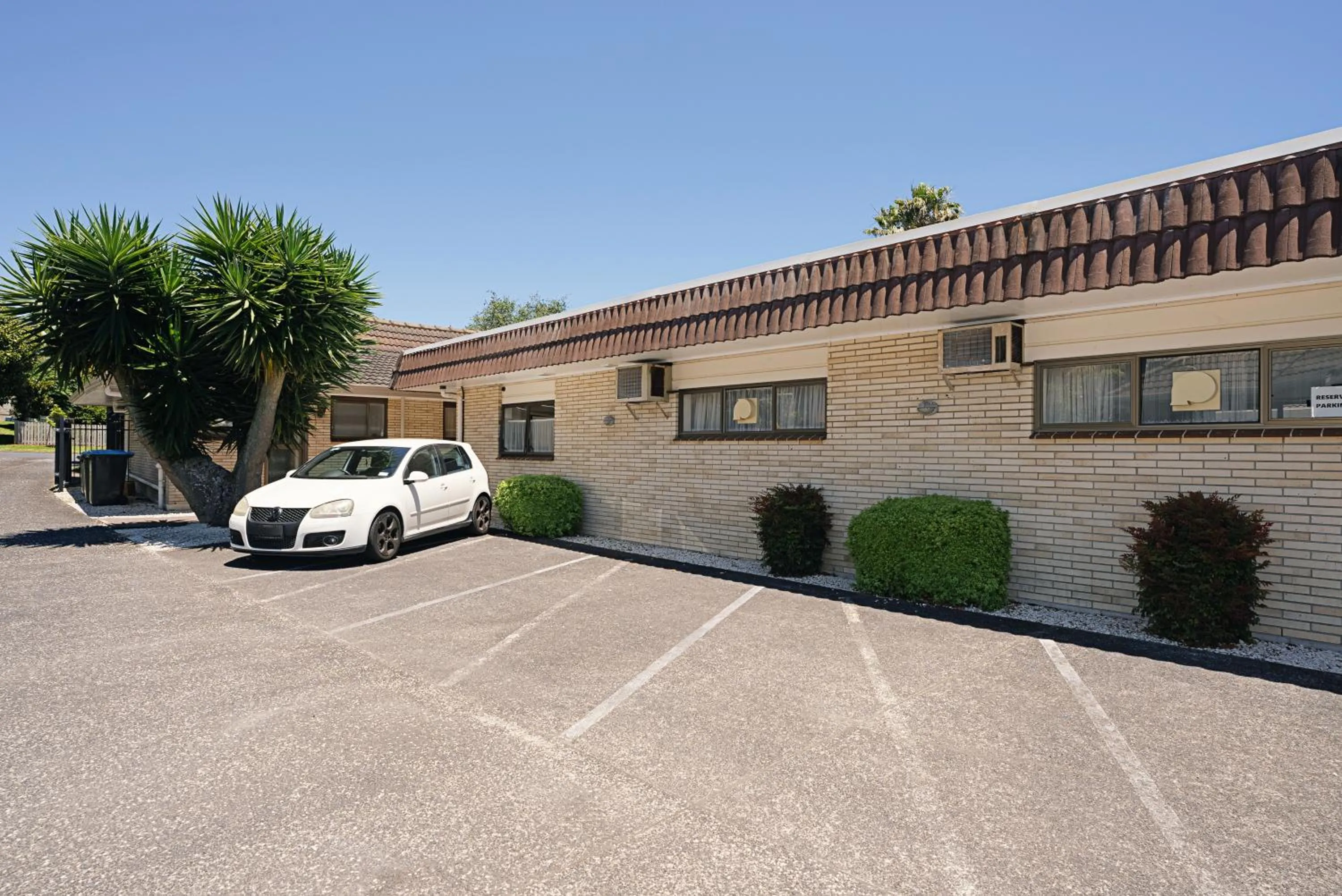 Parking in Dukes Midway Lodge