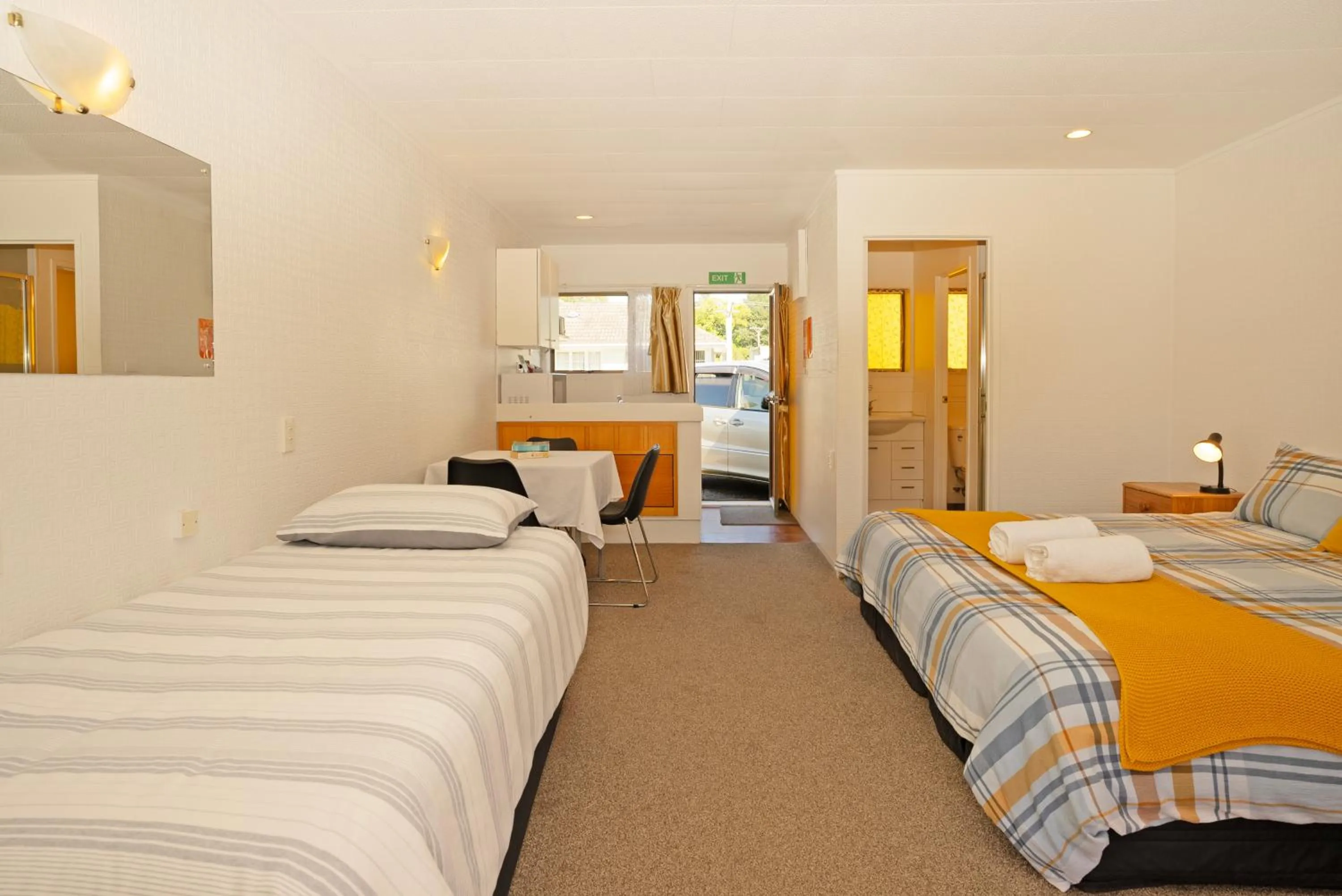 Photo of the whole room, Bed in Dukes Midway Lodge