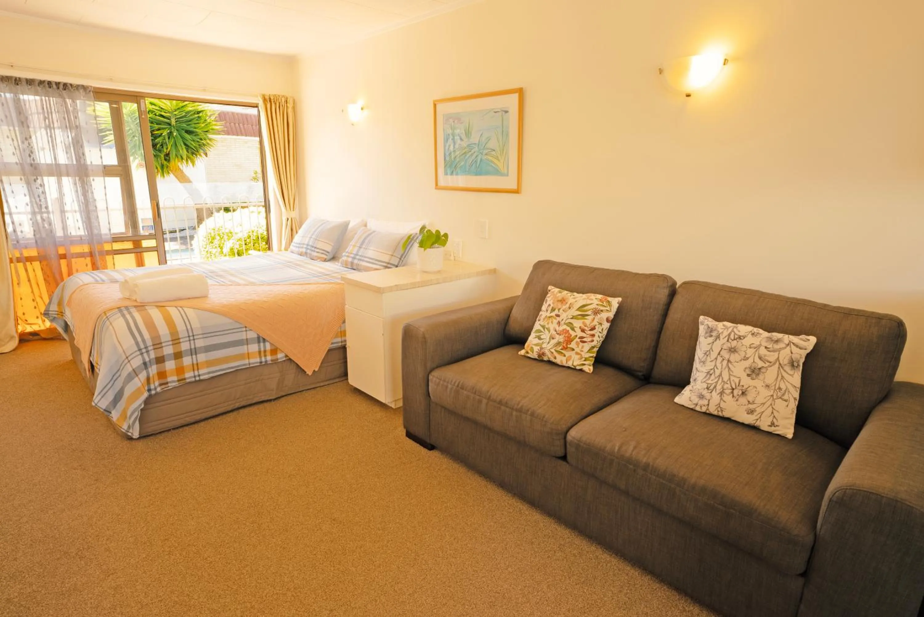 Bed in Dukes Midway Lodge