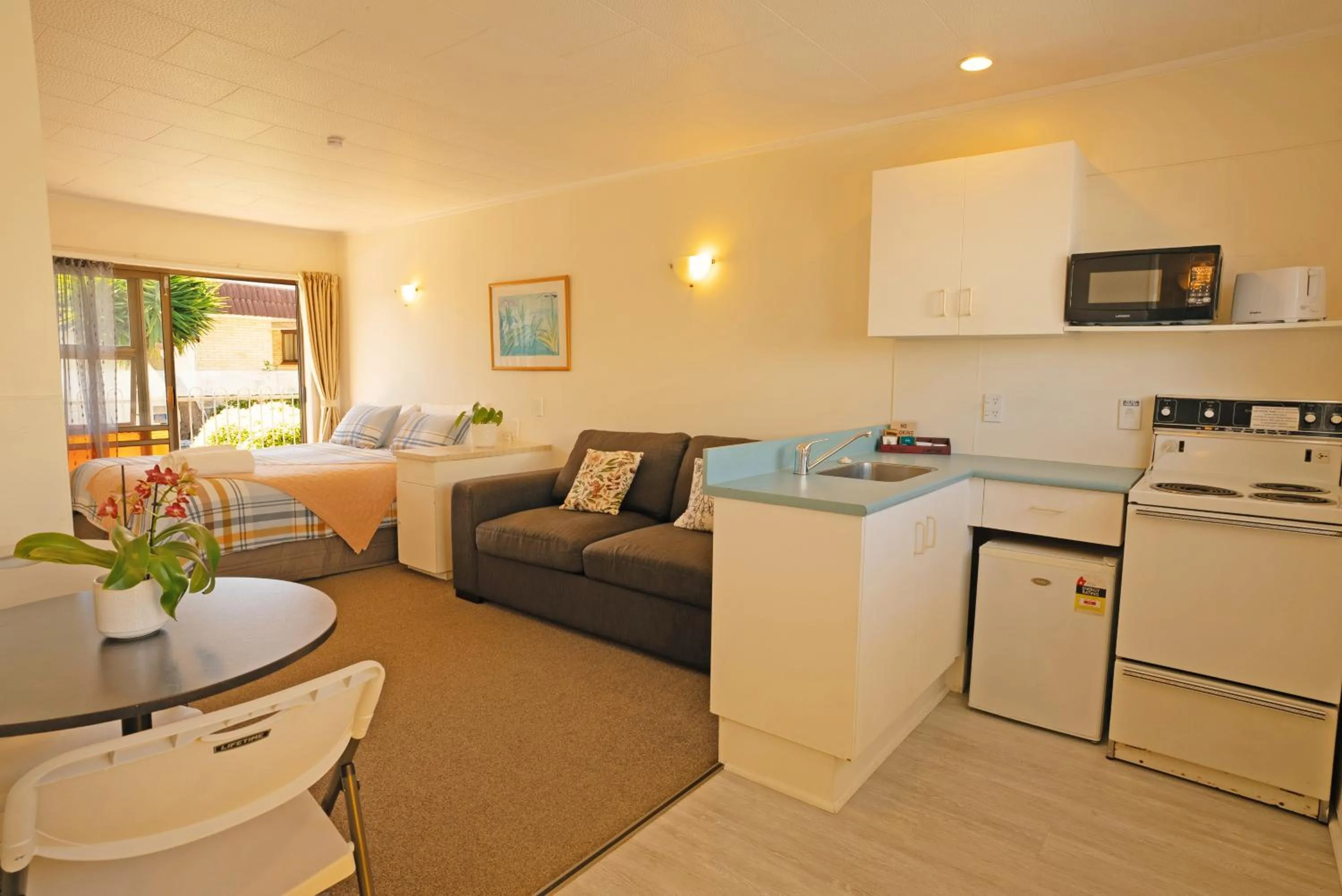 Bed in Dukes Midway Lodge