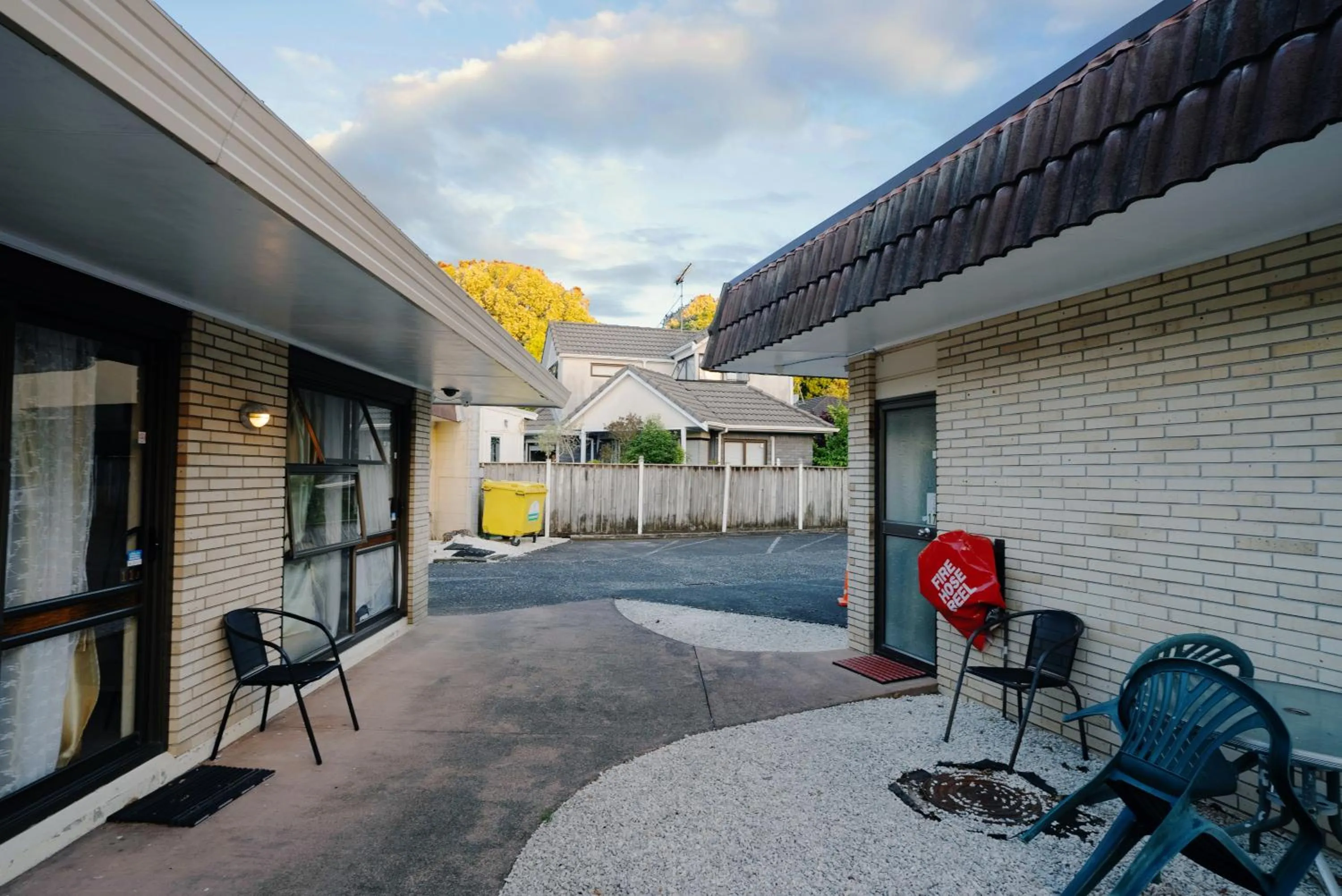 Inner courtyard view in Dukes Midway Lodge