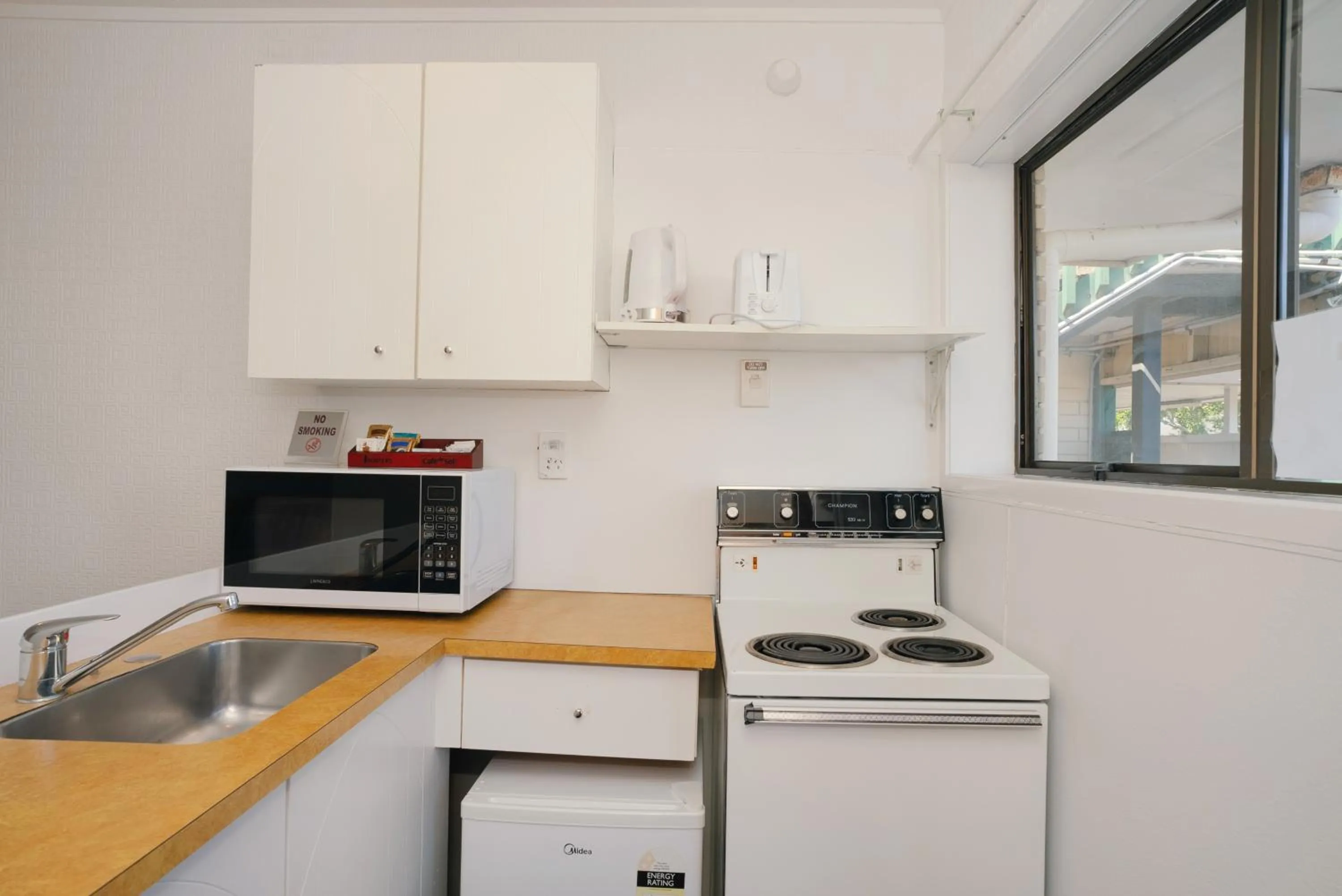 microwave in Dukes Midway Lodge