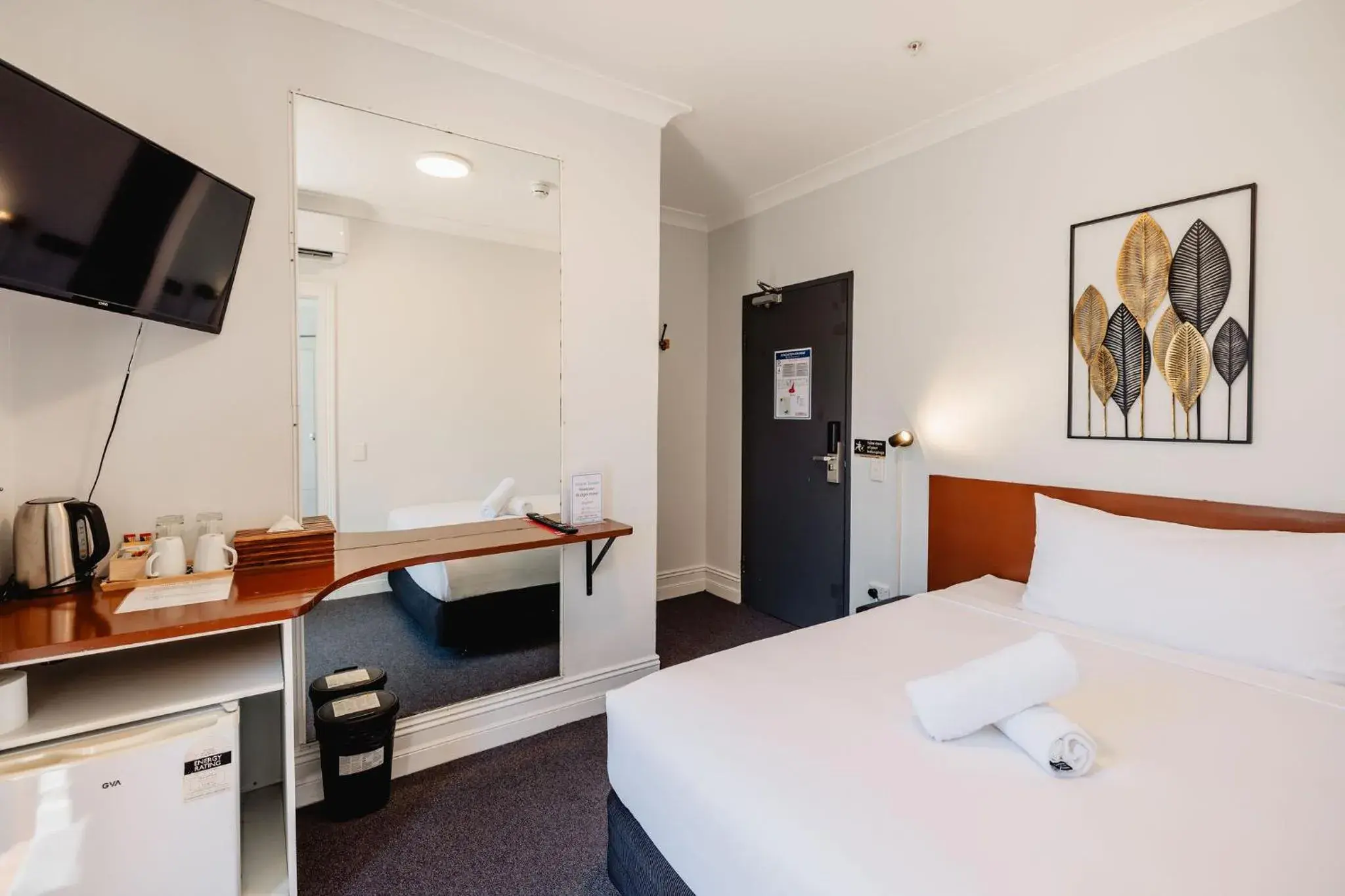 Double Room with Shared Bathroom in Newtown Cozy Stays Double Room with Shared Bathroom in Newtown Cozy Stays