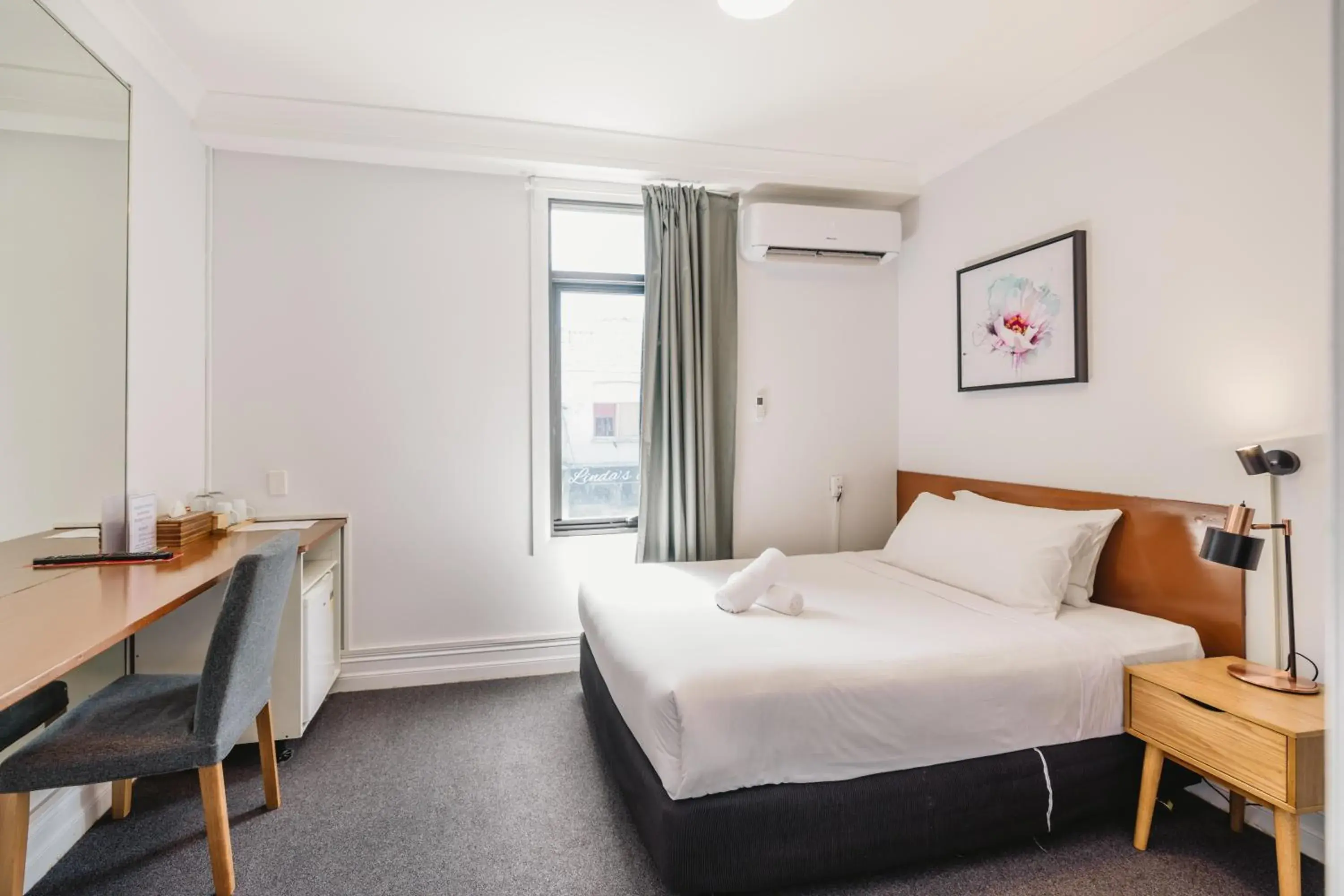 Double Room with Private Bathroom in Newtown Cozy Stays Double Room with Private Bathroom in Newtown Cozy Stays