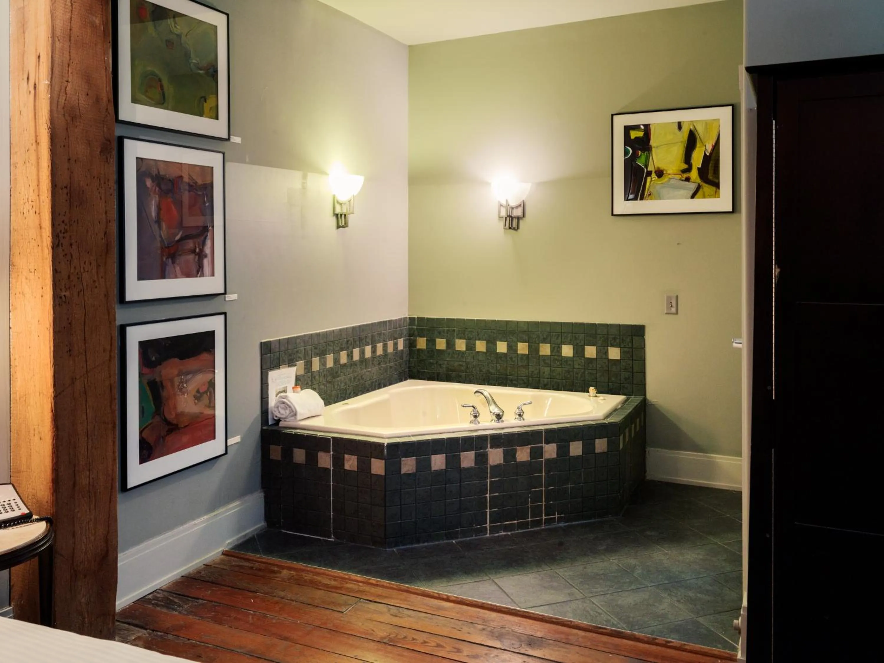 Bathroom, Bed in Lancaster Arts Hotel