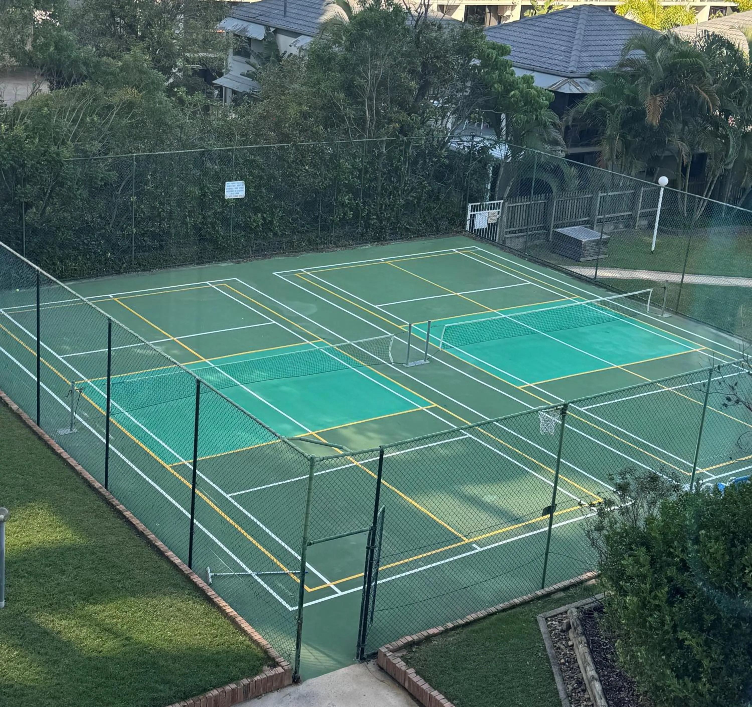 Tennis court in Pacific Regis Beachfront Holiday Apartments
