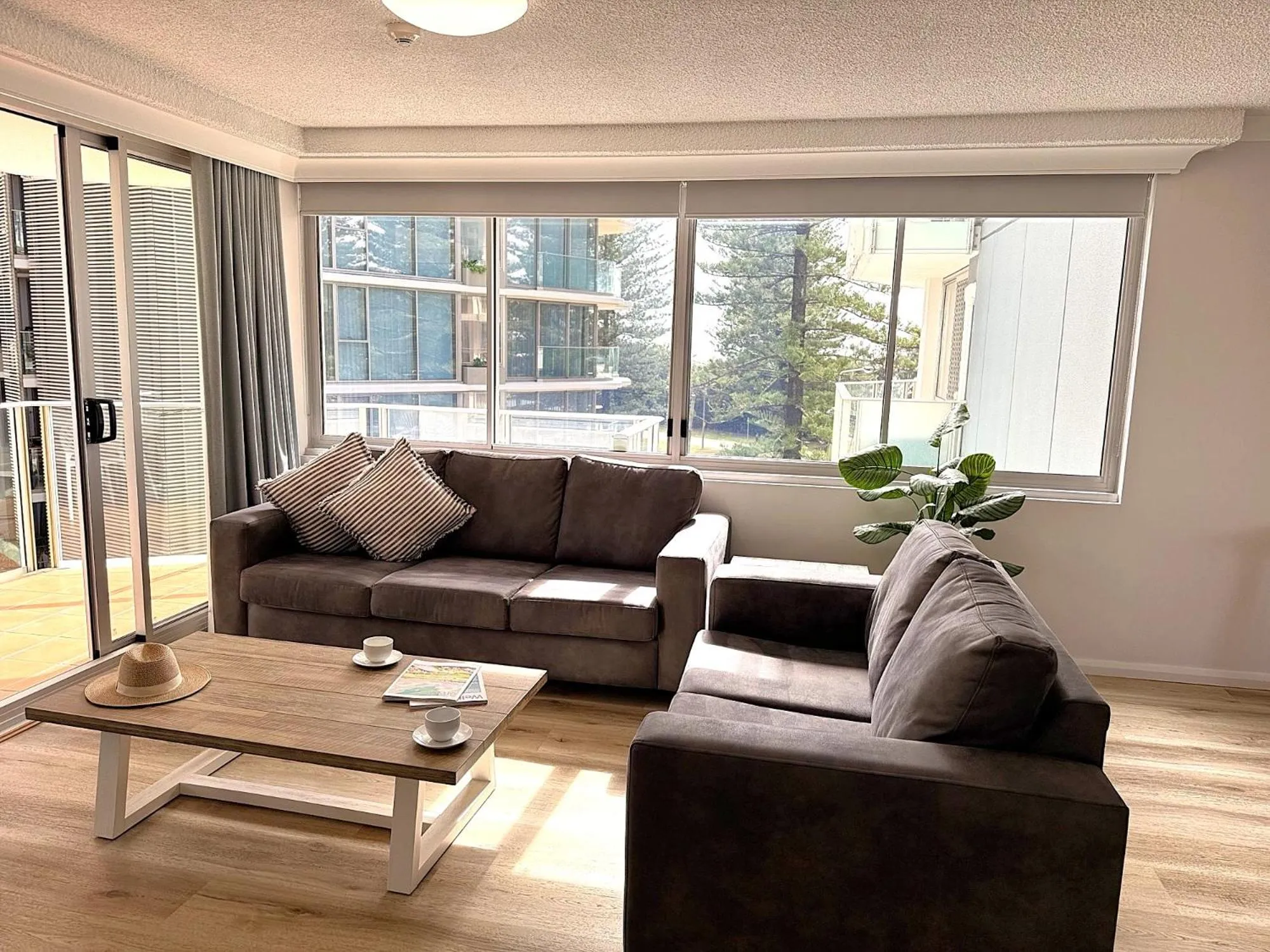 Living room in Pacific Regis Beachfront Holiday Apartments