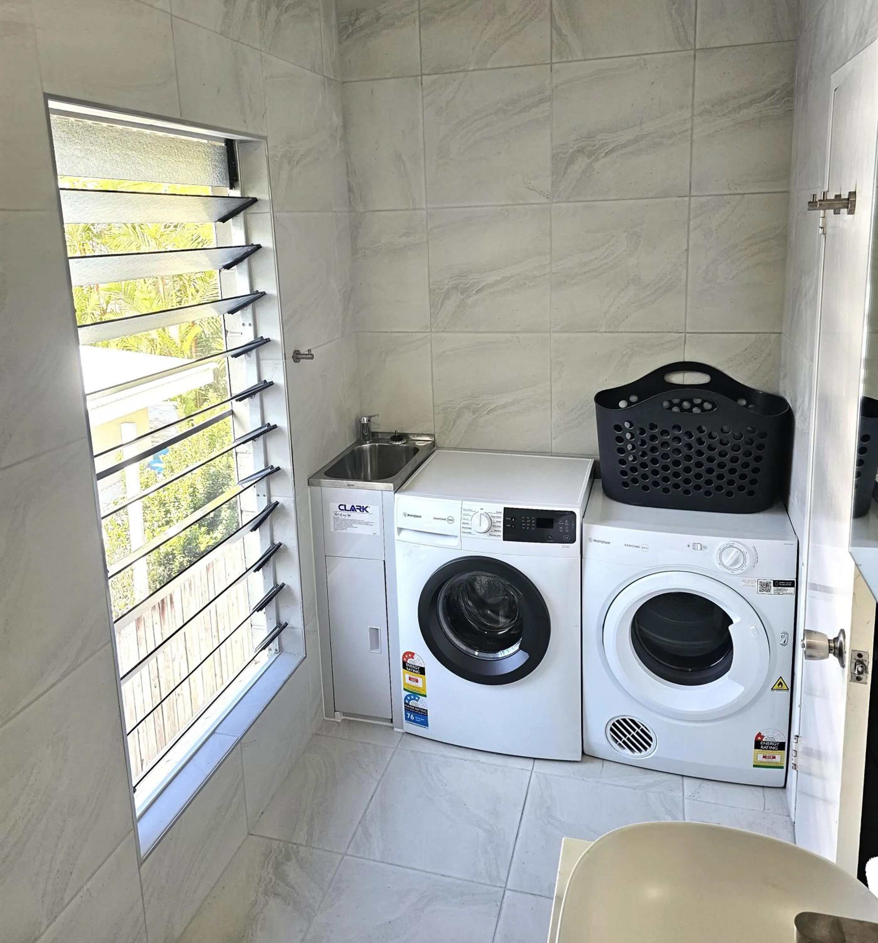 washing machine in Mango Tree Holiday Apartments