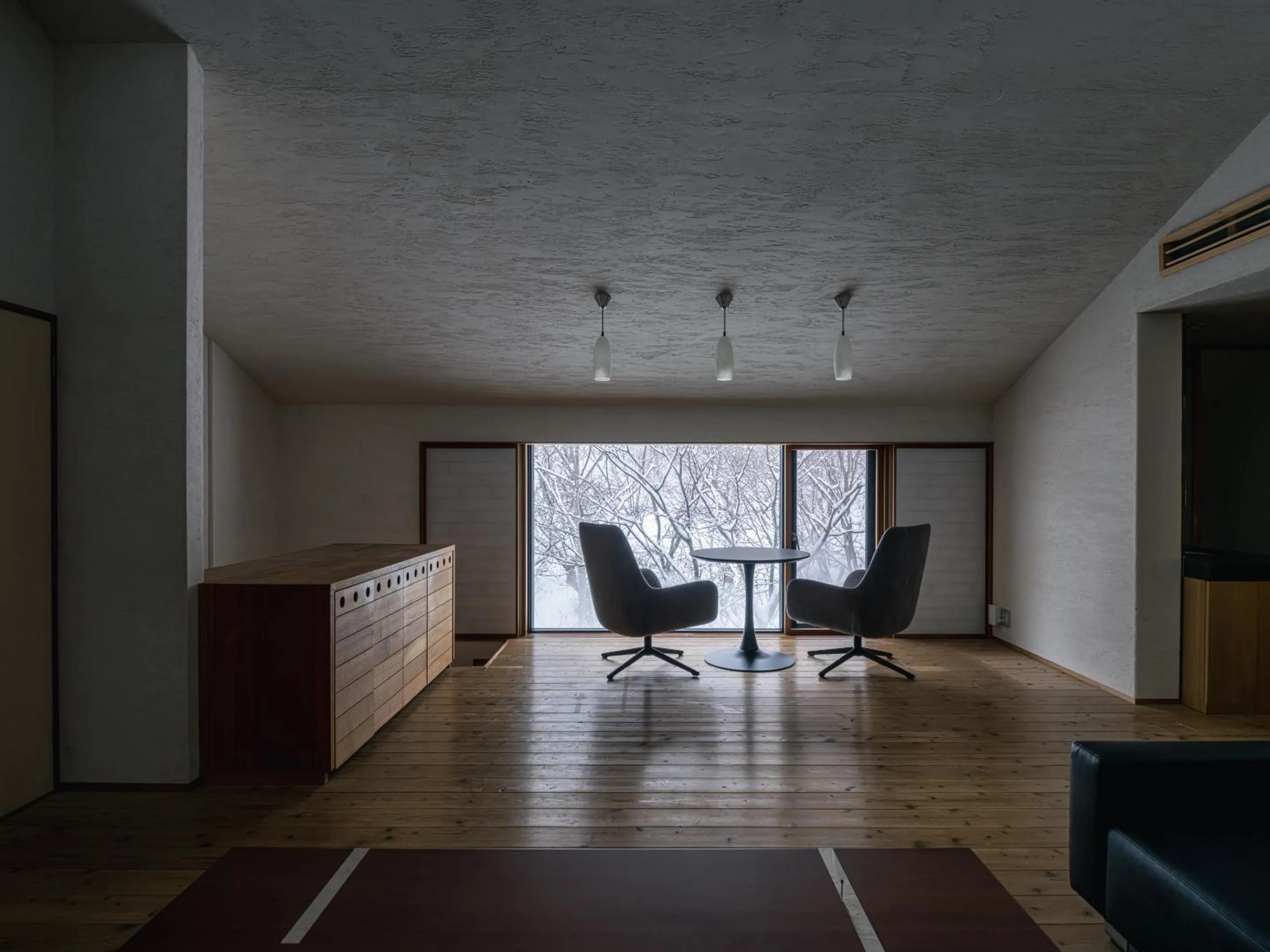 Living room in OTARU RETREAT by Onko Chishin