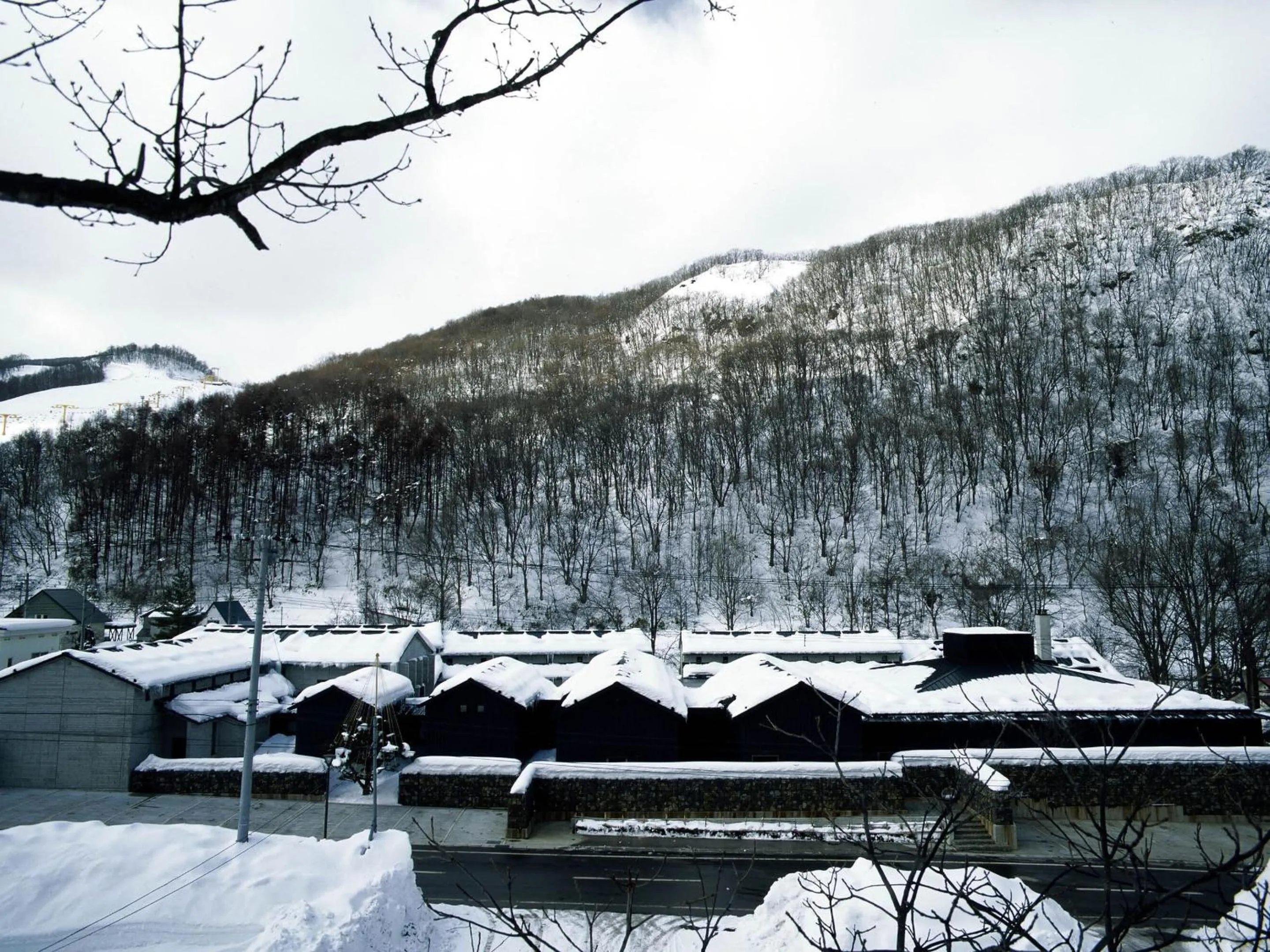 Property building in OTARU RETREAT by Onko Chishin