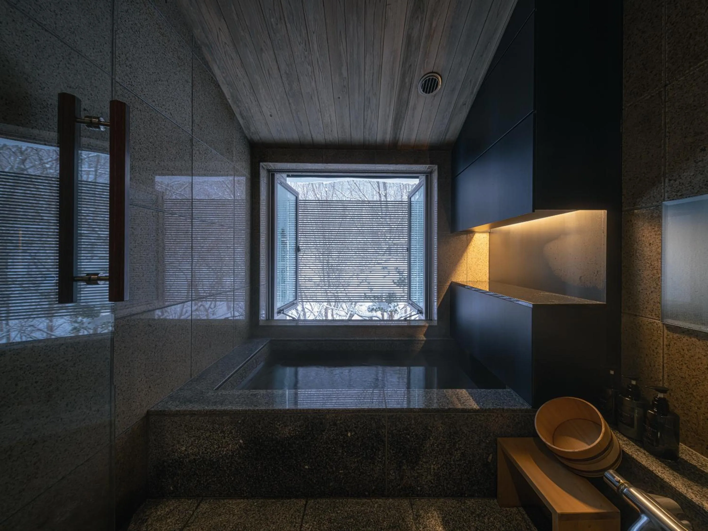 Hot Spring Bath in OTARU RETREAT by Onko Chishin