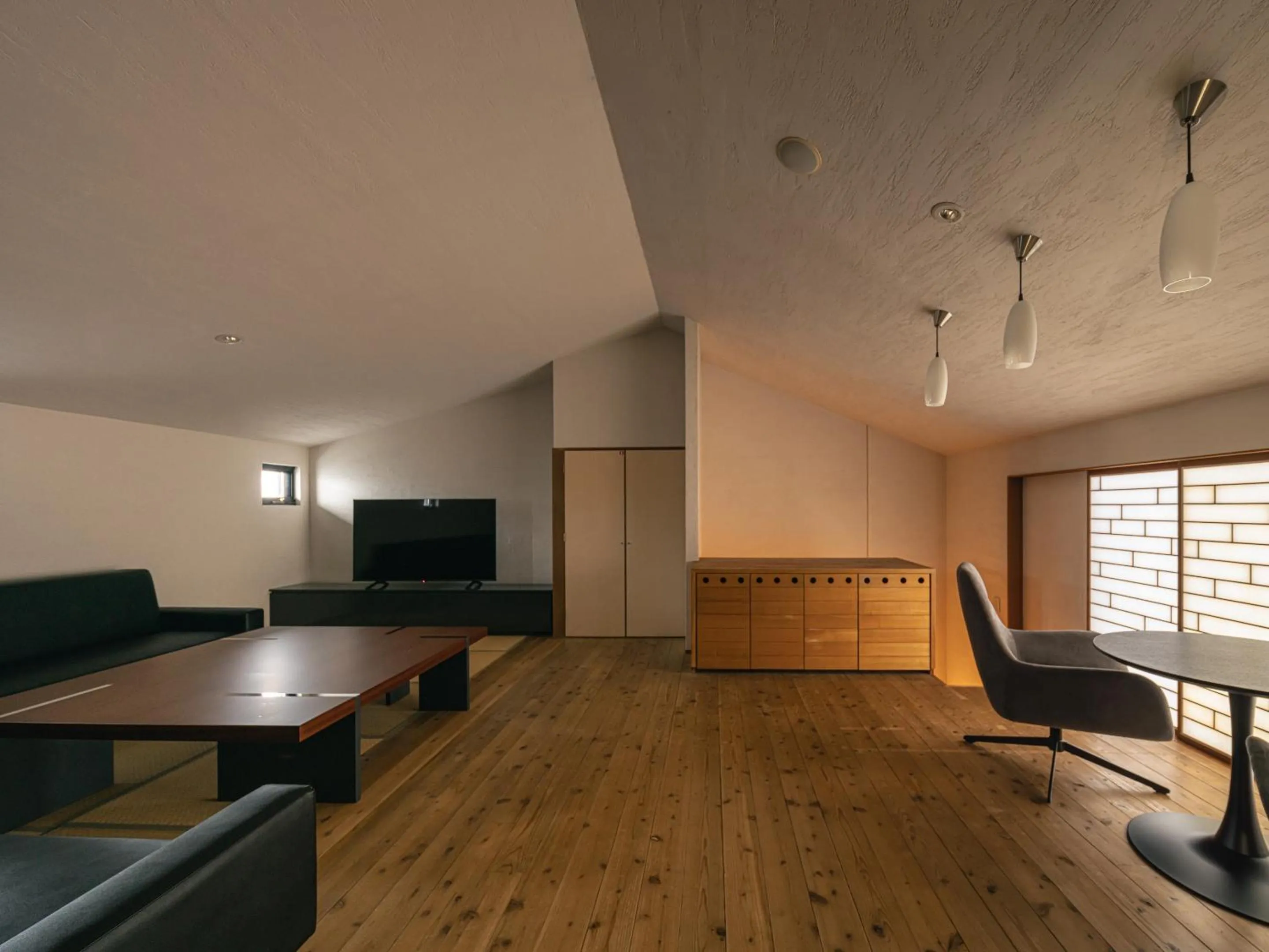 Photo of the whole room in OTARU RETREAT by Onko Chishin
