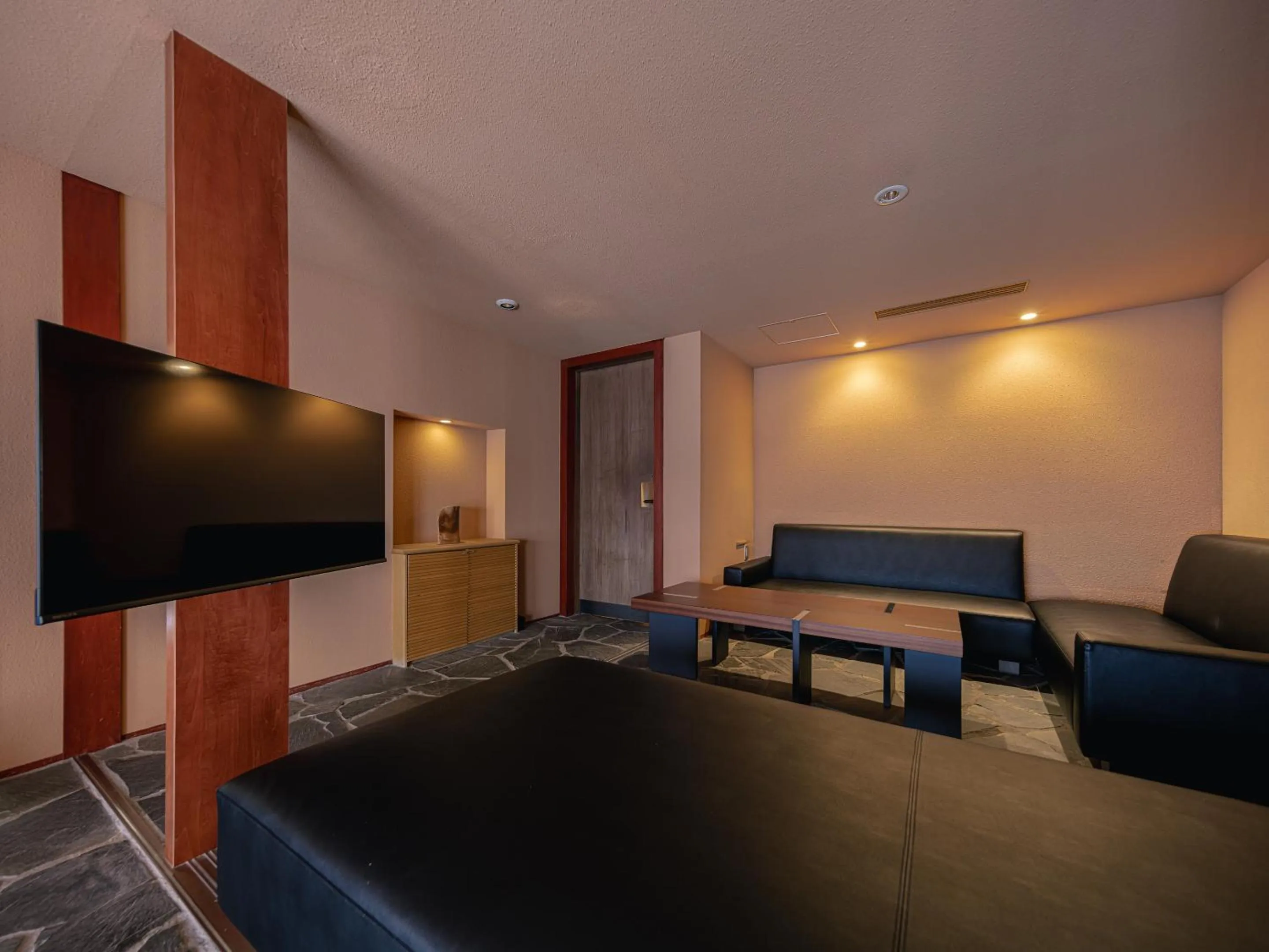 TV and multimedia in OTARU RETREAT by Onko Chishin