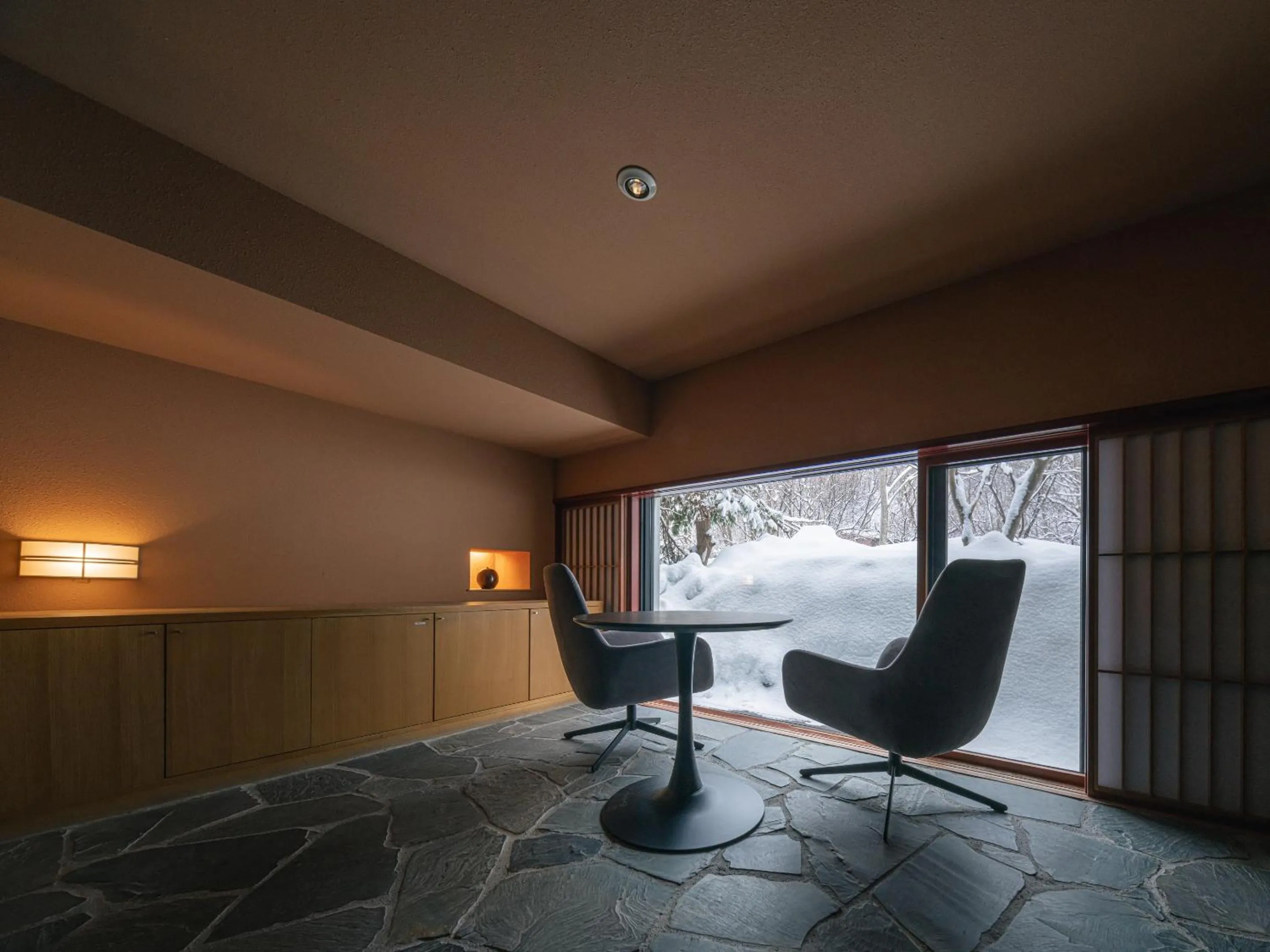 Living room in OTARU RETREAT by Onko Chishin