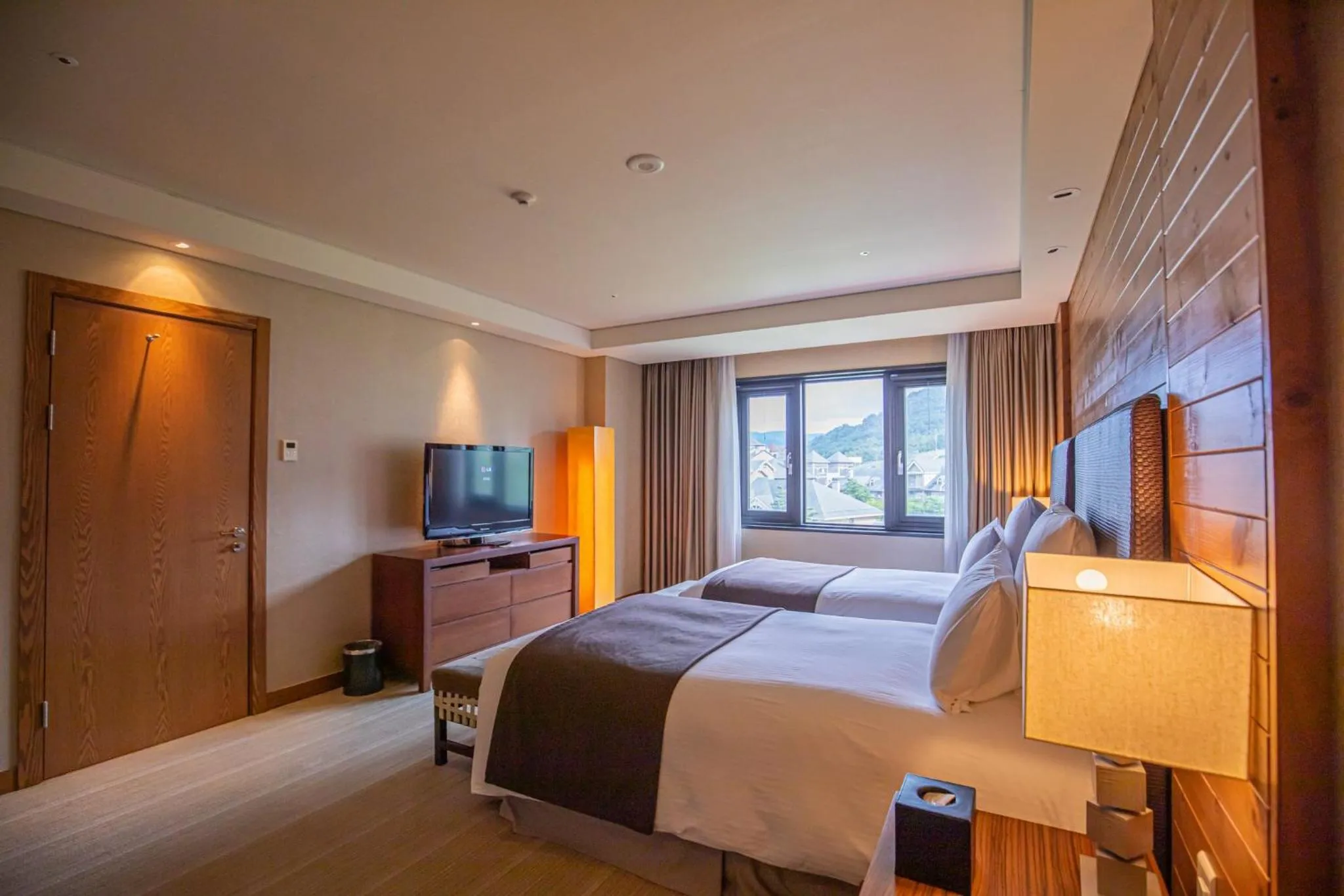 Photo of the whole room, Bed in Intercontinental Alpensia Pyeongchang Resort by IHG