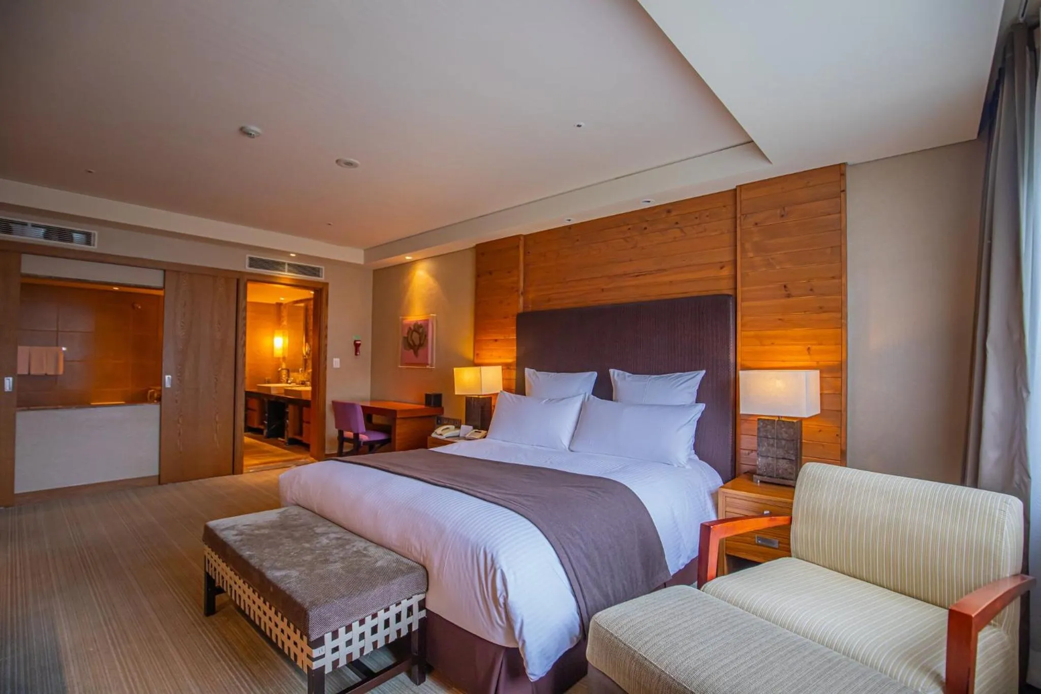 Photo of the whole room, Bed in Intercontinental Alpensia Pyeongchang Resort by IHG