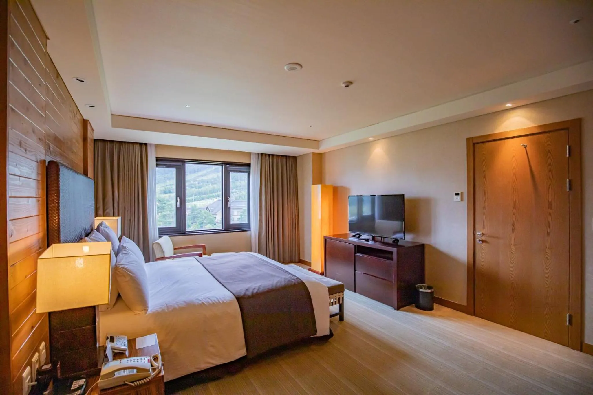 Photo of the whole room, Bed in Intercontinental Alpensia Pyeongchang Resort by IHG