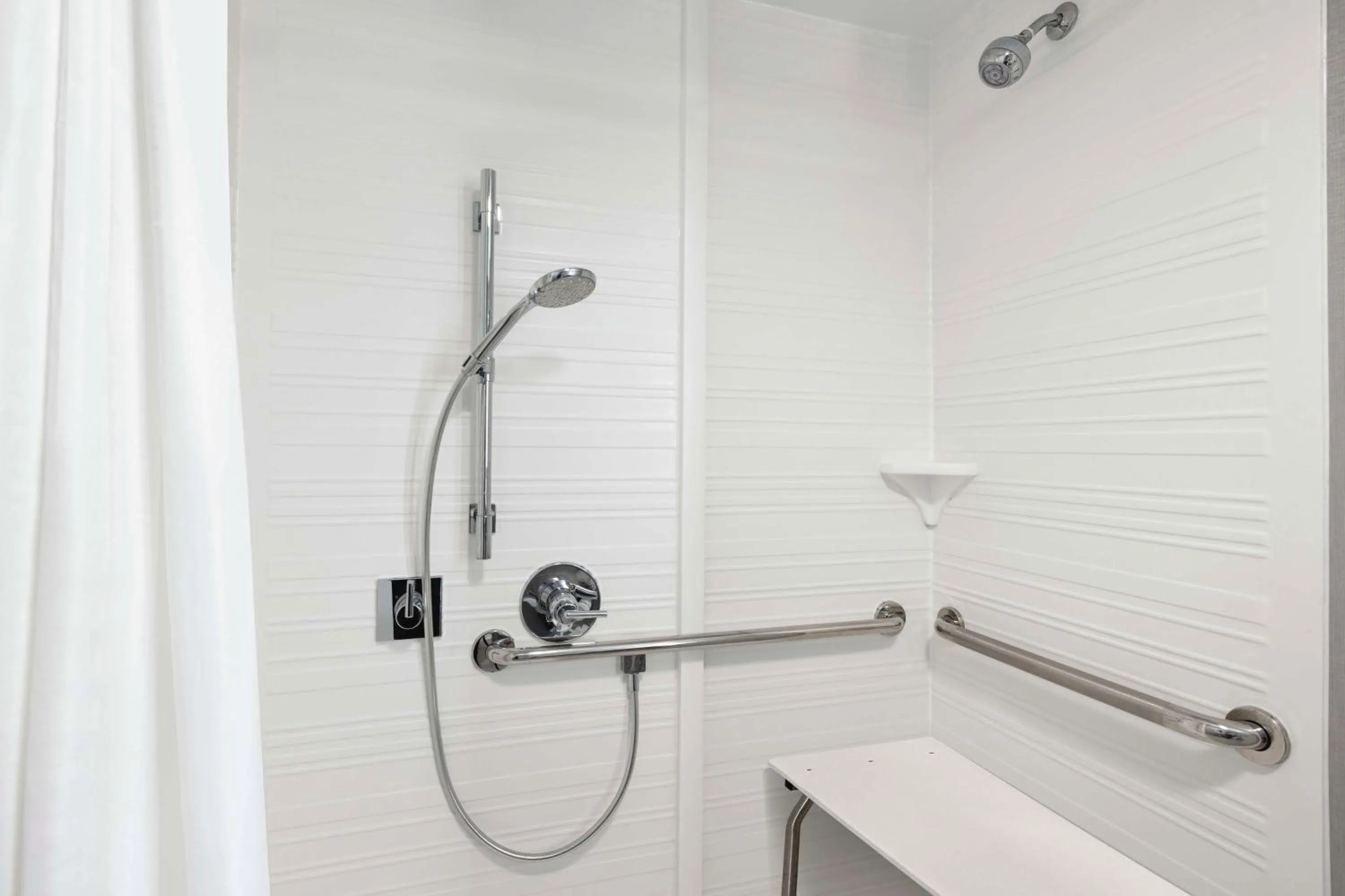 Bathroom in Hampton Inn Chicago-O'Hare International Airport