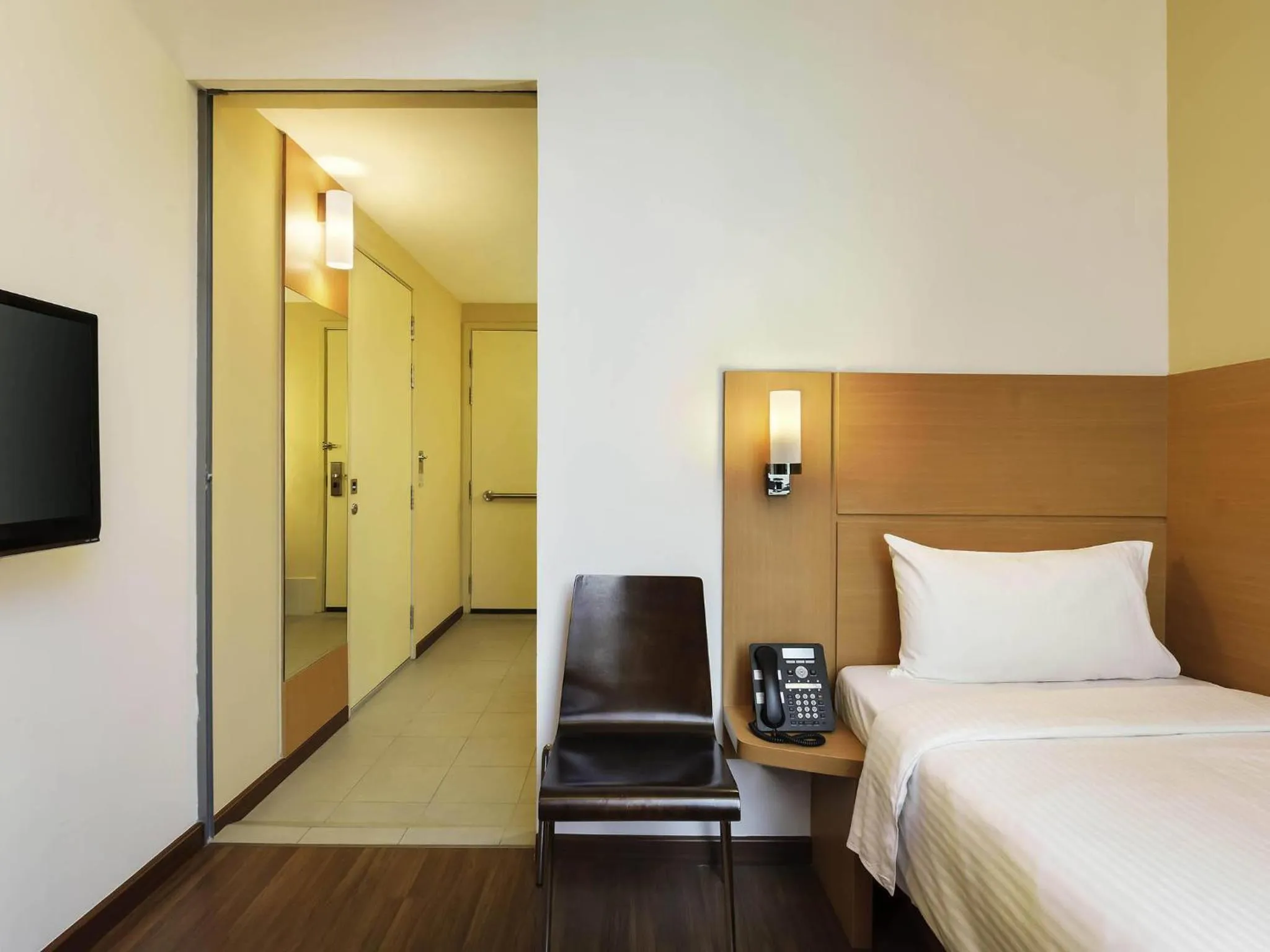 Bedroom, Bed in Ibis Singapore Novena