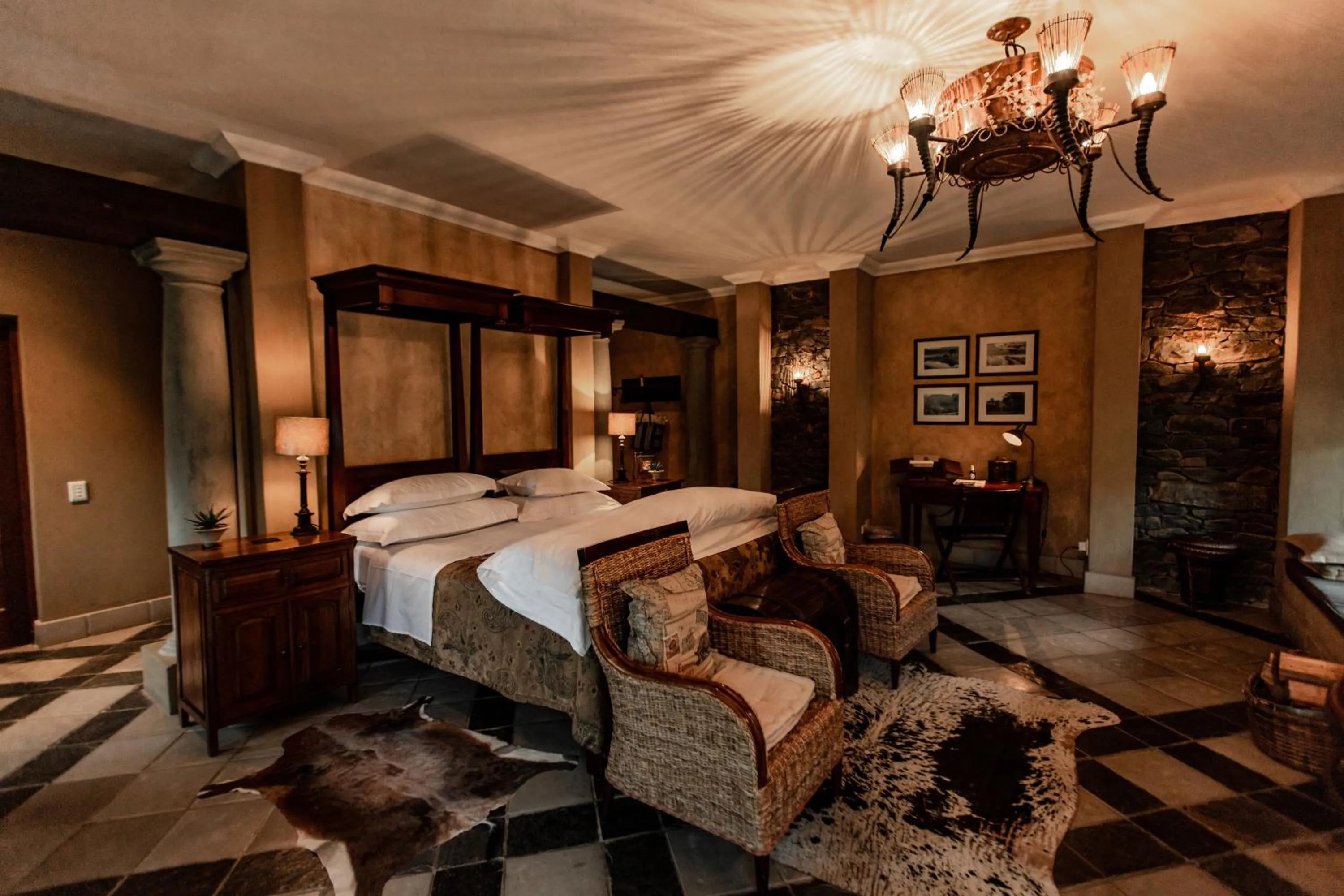 Photo of the whole room, Bed in Dawsons Game Lodge