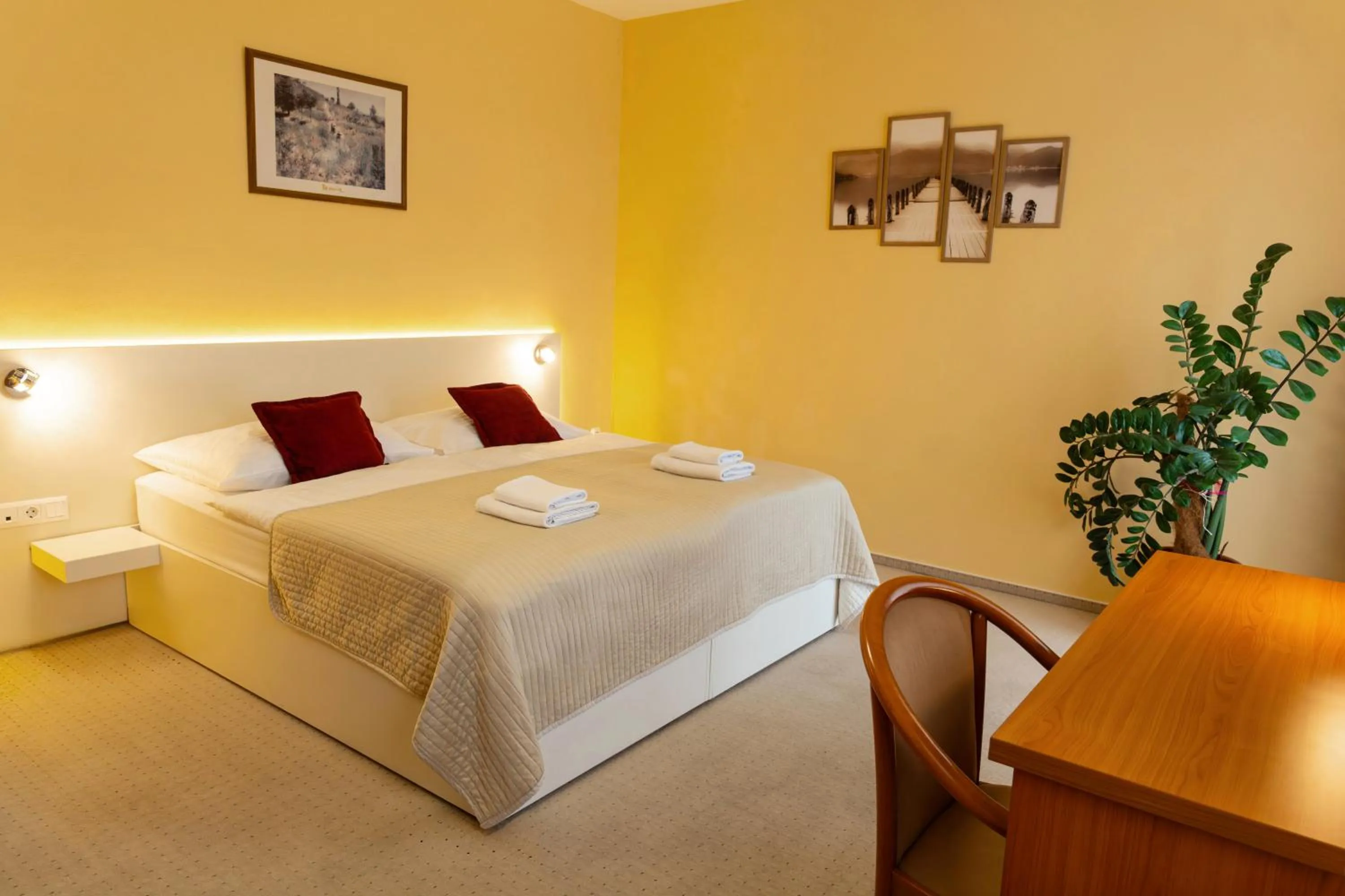 Bed in Hotel Penta Lux