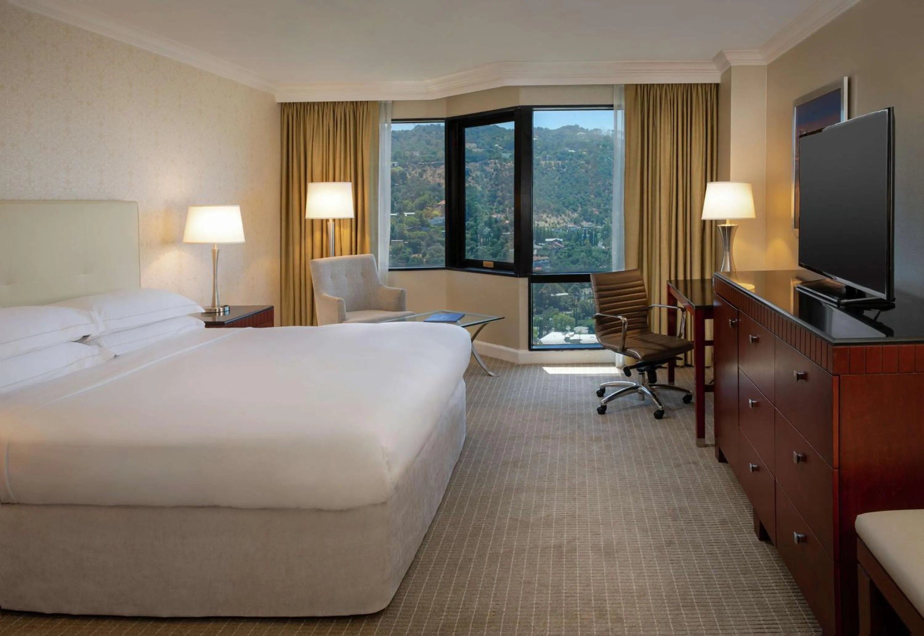 Bedroom, Bed in Hilton Los Angeles-Universal City