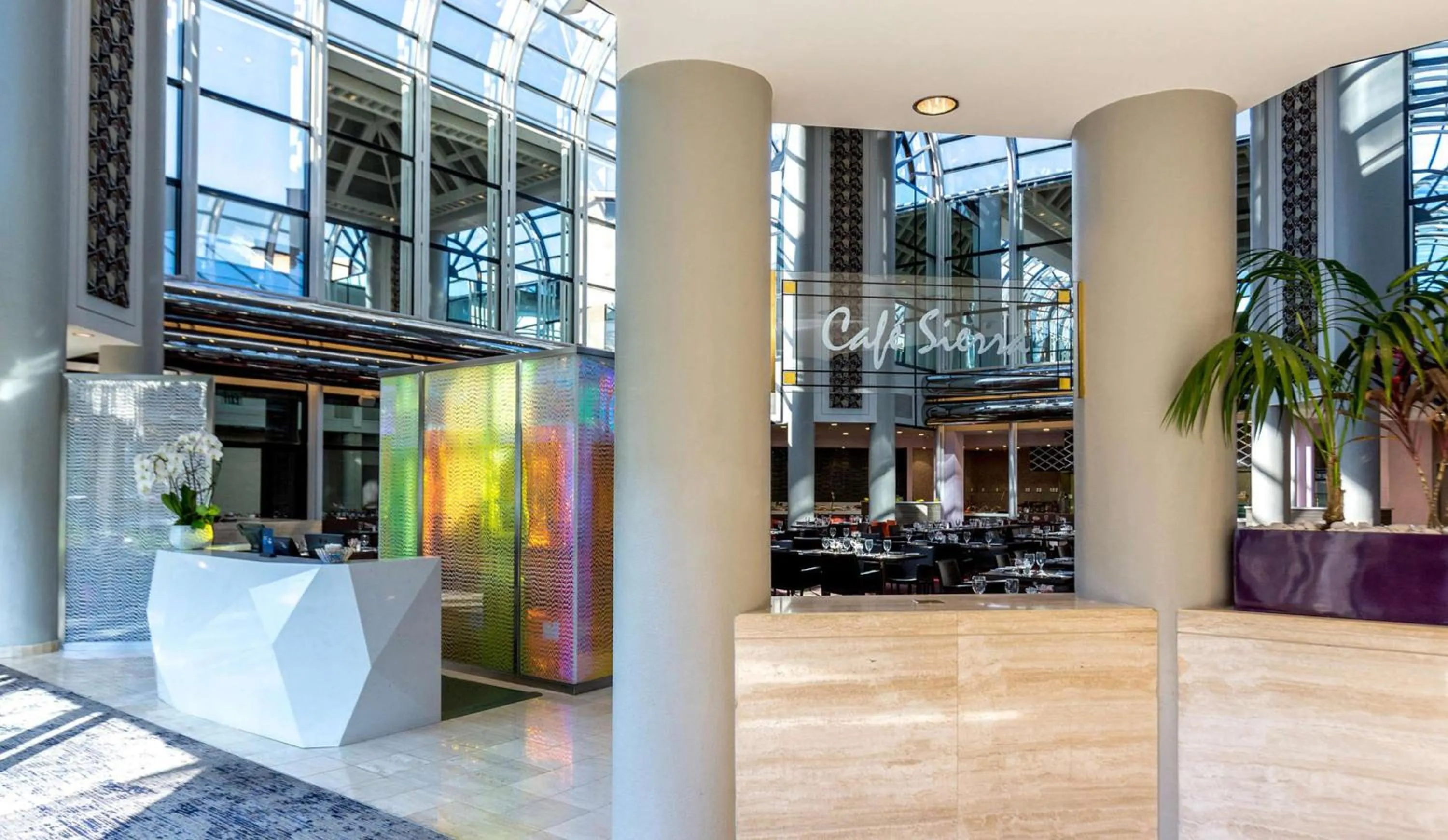 Restaurant/places to eat in Hilton Los Angeles-Universal City